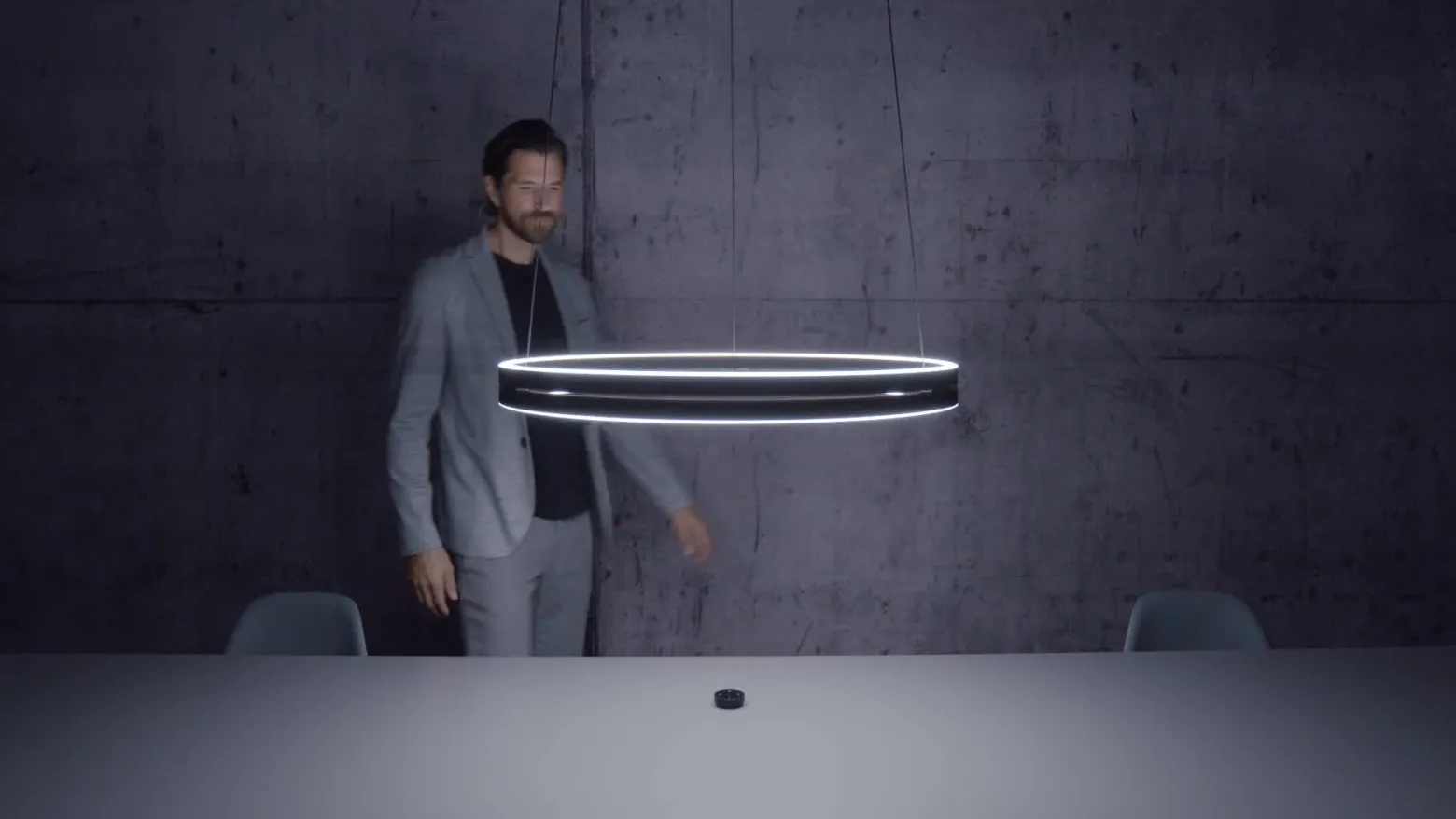 Lámpara colgante LED PURE E-Loop, roble/perla negra, Ø 70 cm aluminio, CCT