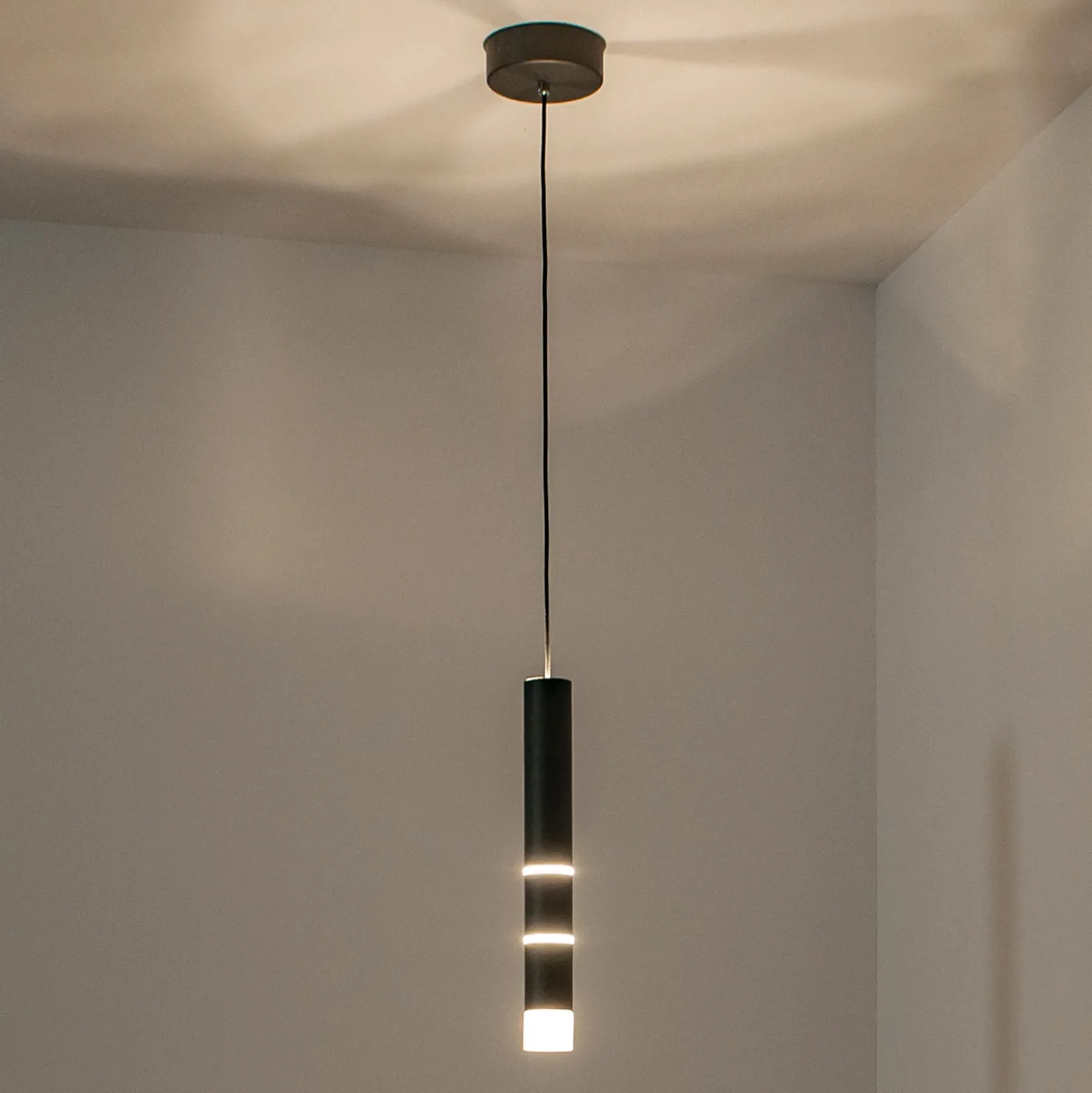 Lámpara colgante LED PURE Vega, cilíndrica, negra