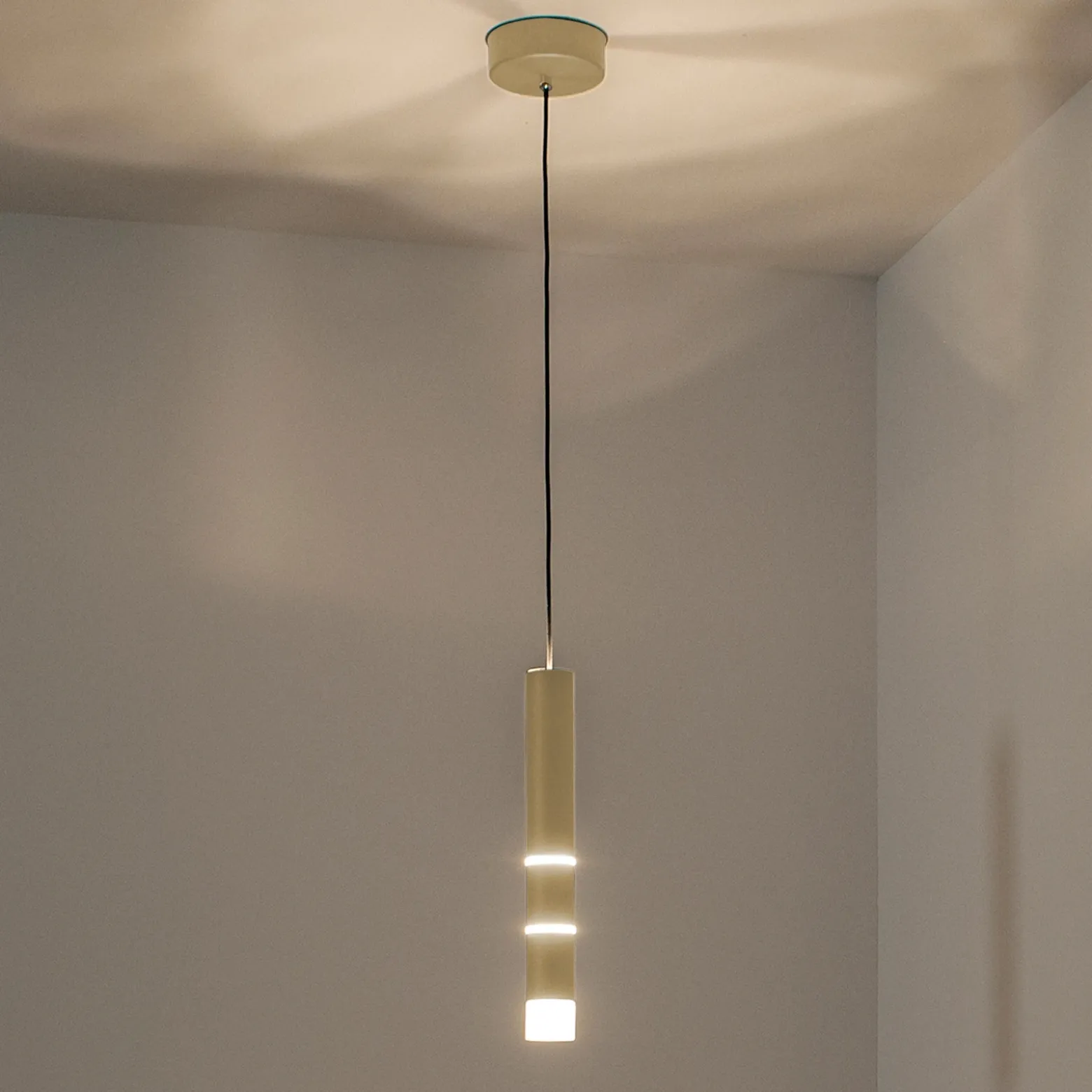 Lámpara colgante LED PURE Vega, cilíndrica, latón
