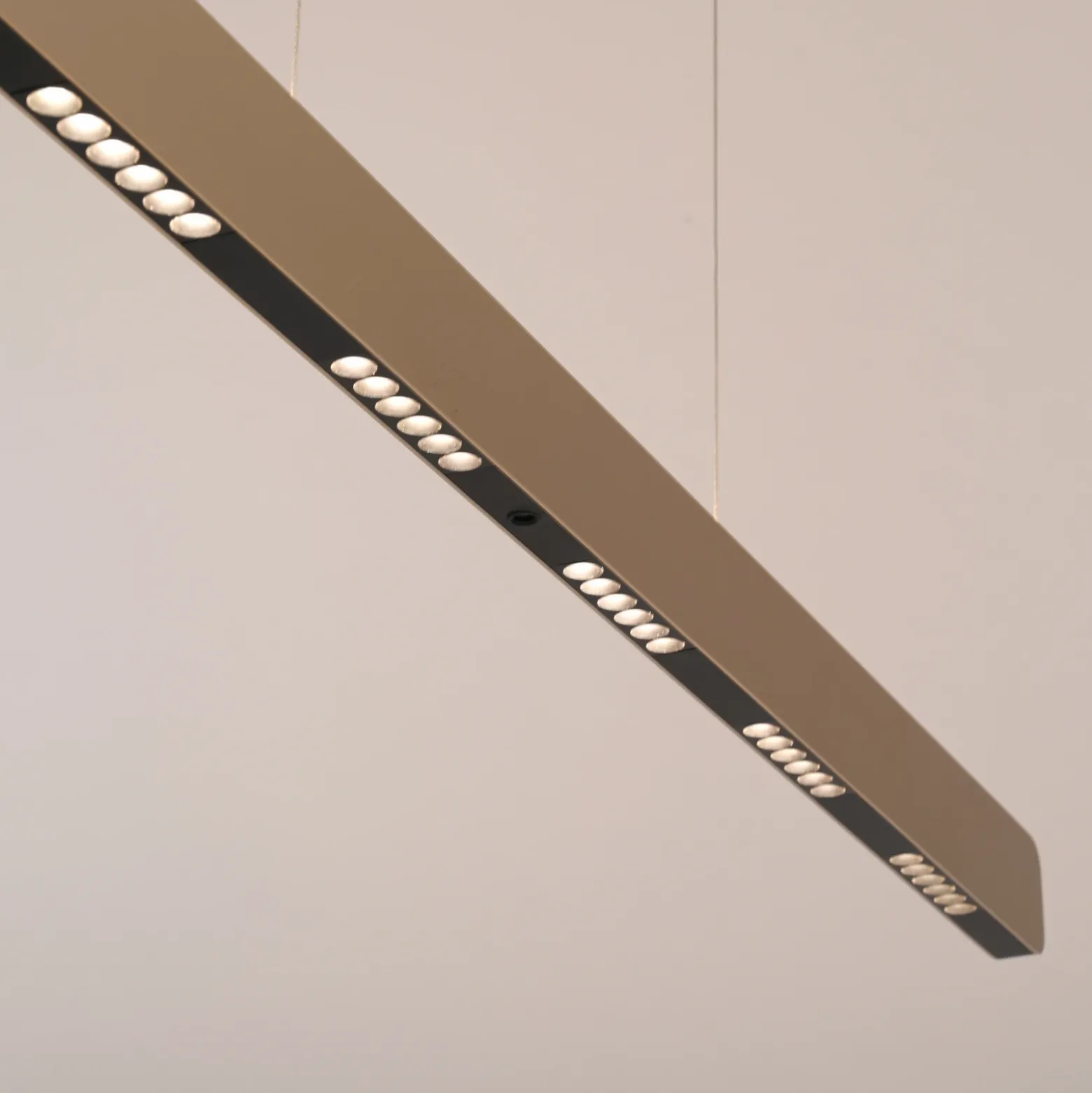 Lámpara colgante LED Q-Stretto de Paul Neuhaus, bronce, 120 cm