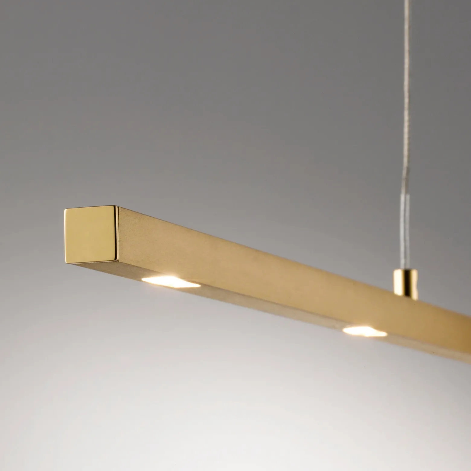 Lámpara colgante LED Quitani Tolu, longitud 119 cm, latón