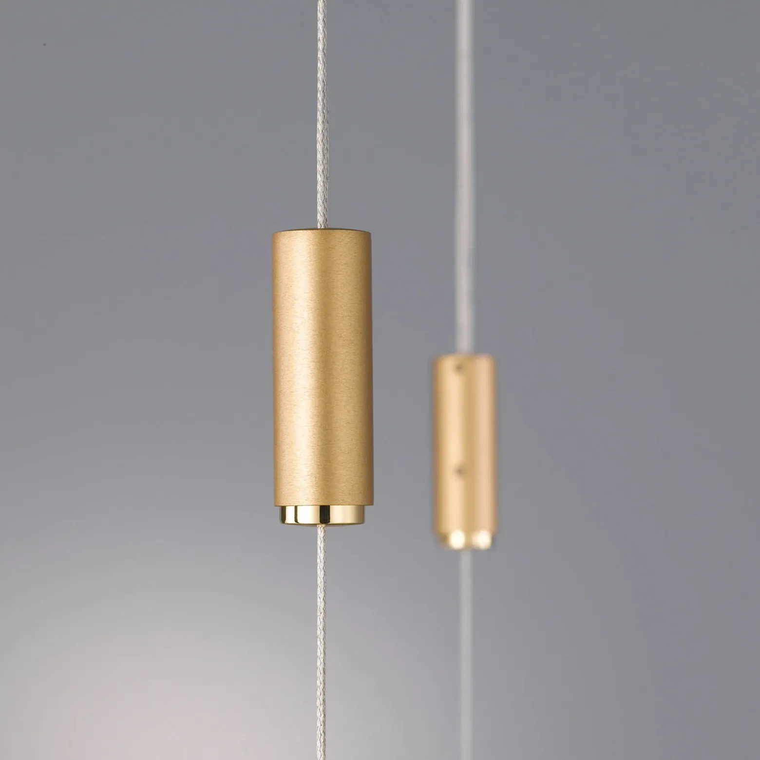 Lámpara colgante LED Quitani Tolu, longitud 119 cm, latón