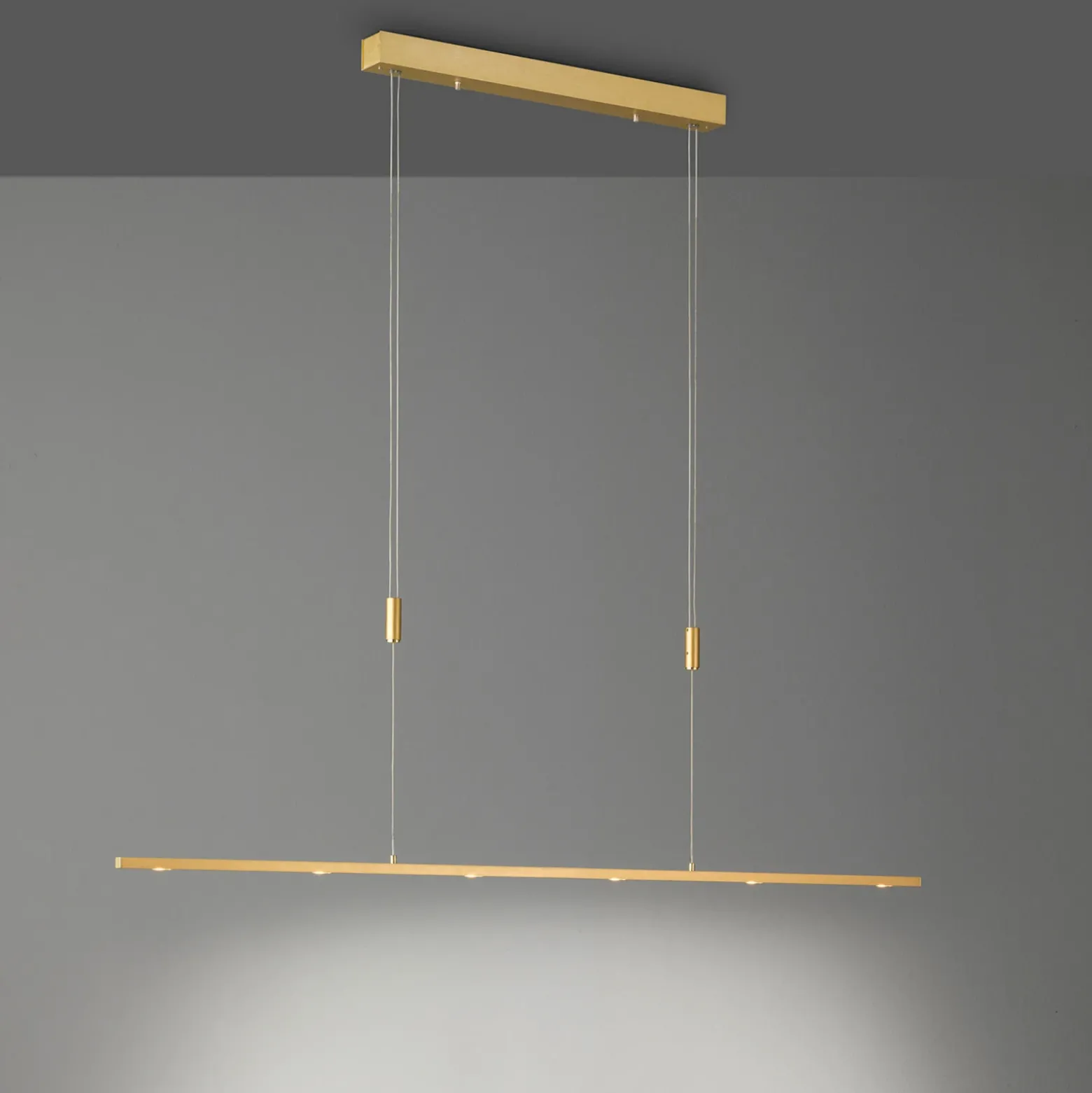 Lámpara colgante LED Quitani Tolu, longitud 139 cm, latón