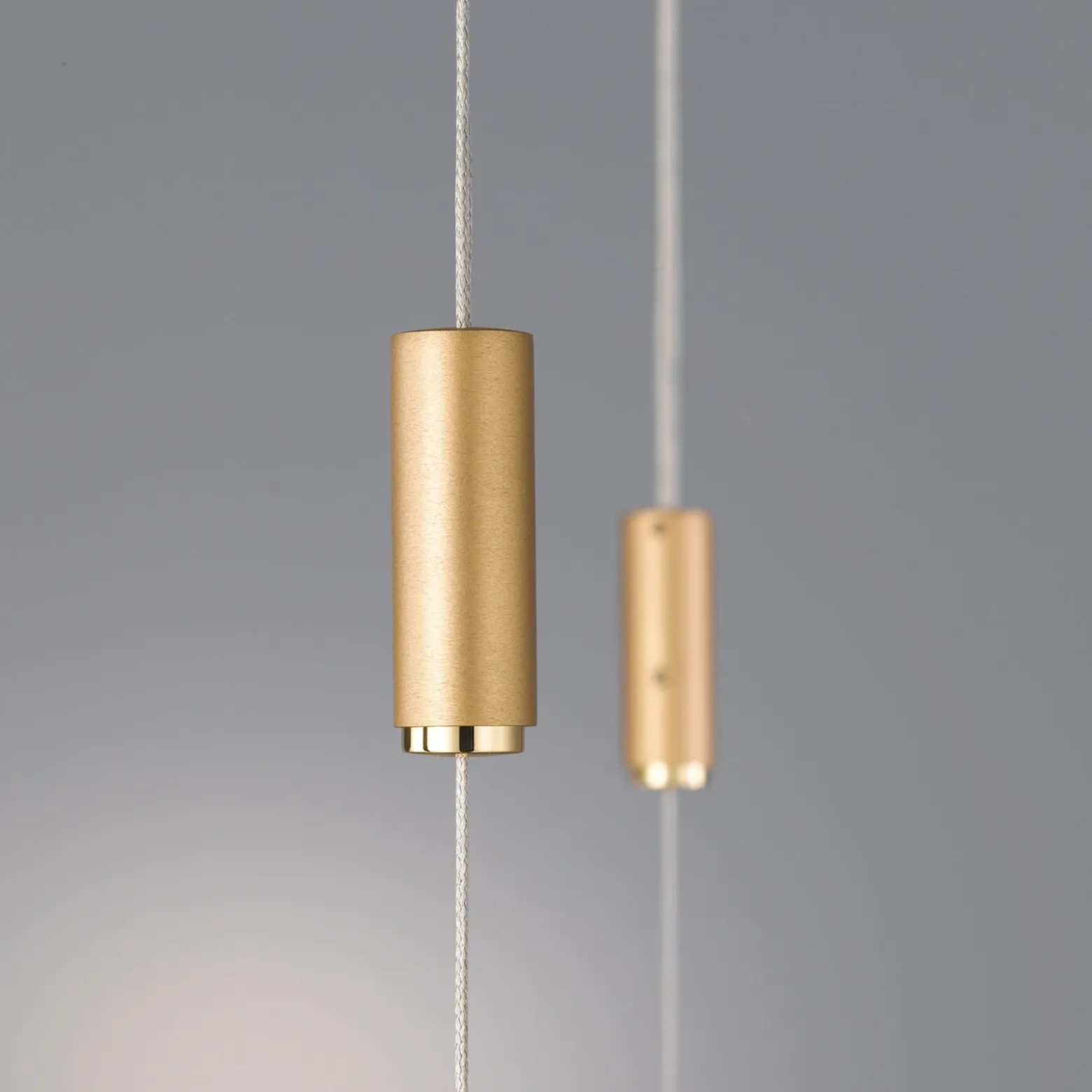 Lámpara colgante LED Quitani Tolu, longitud 139 cm, latón