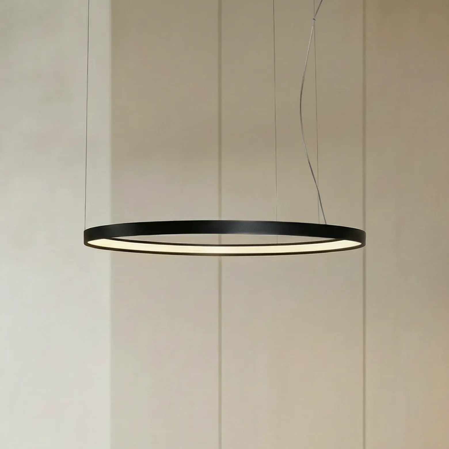 Lámpara colgante LED Rio 110 horizontal, 3.000 K, negra