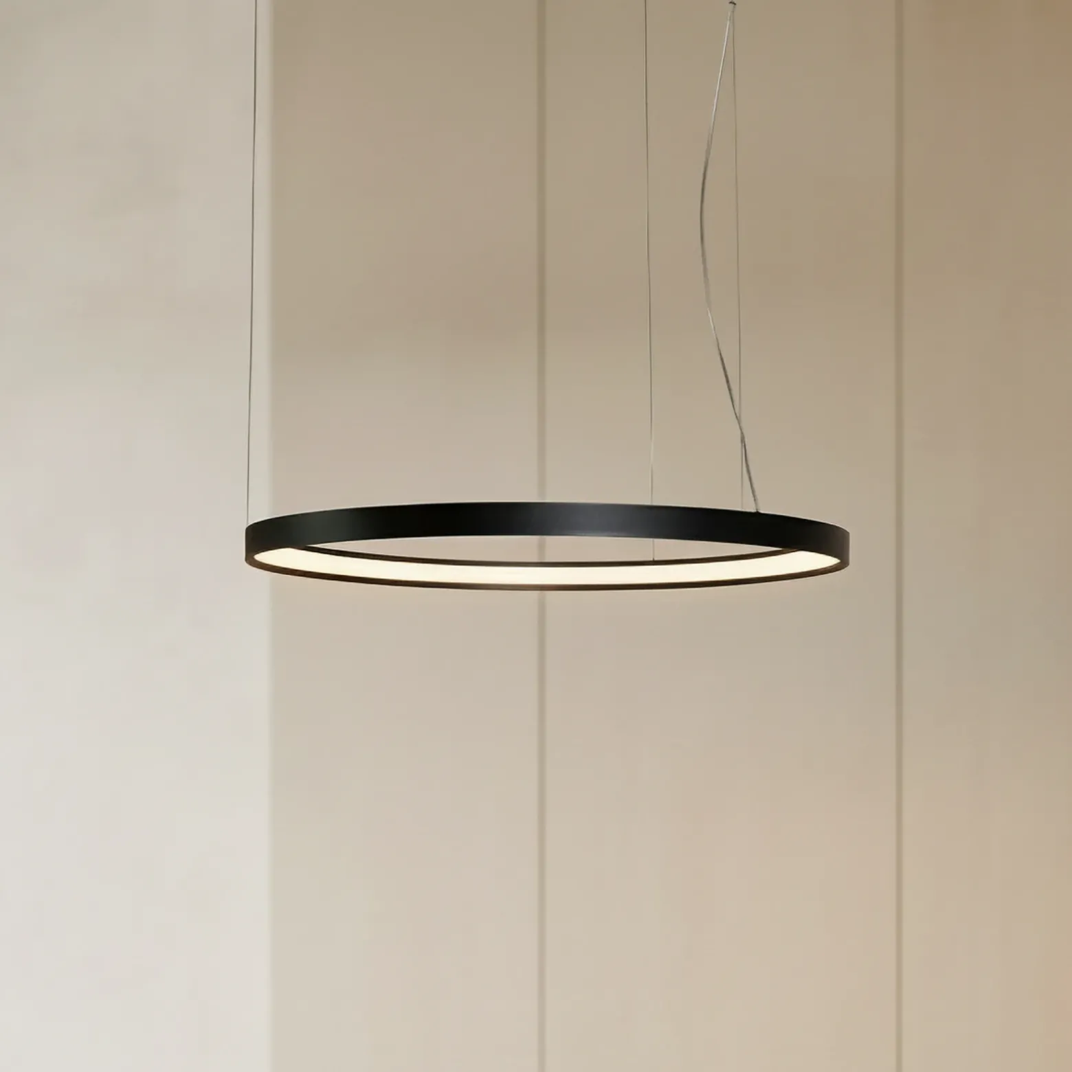 Lámpara colgante LED Rio 78 horizontal, 3.000 K, negra