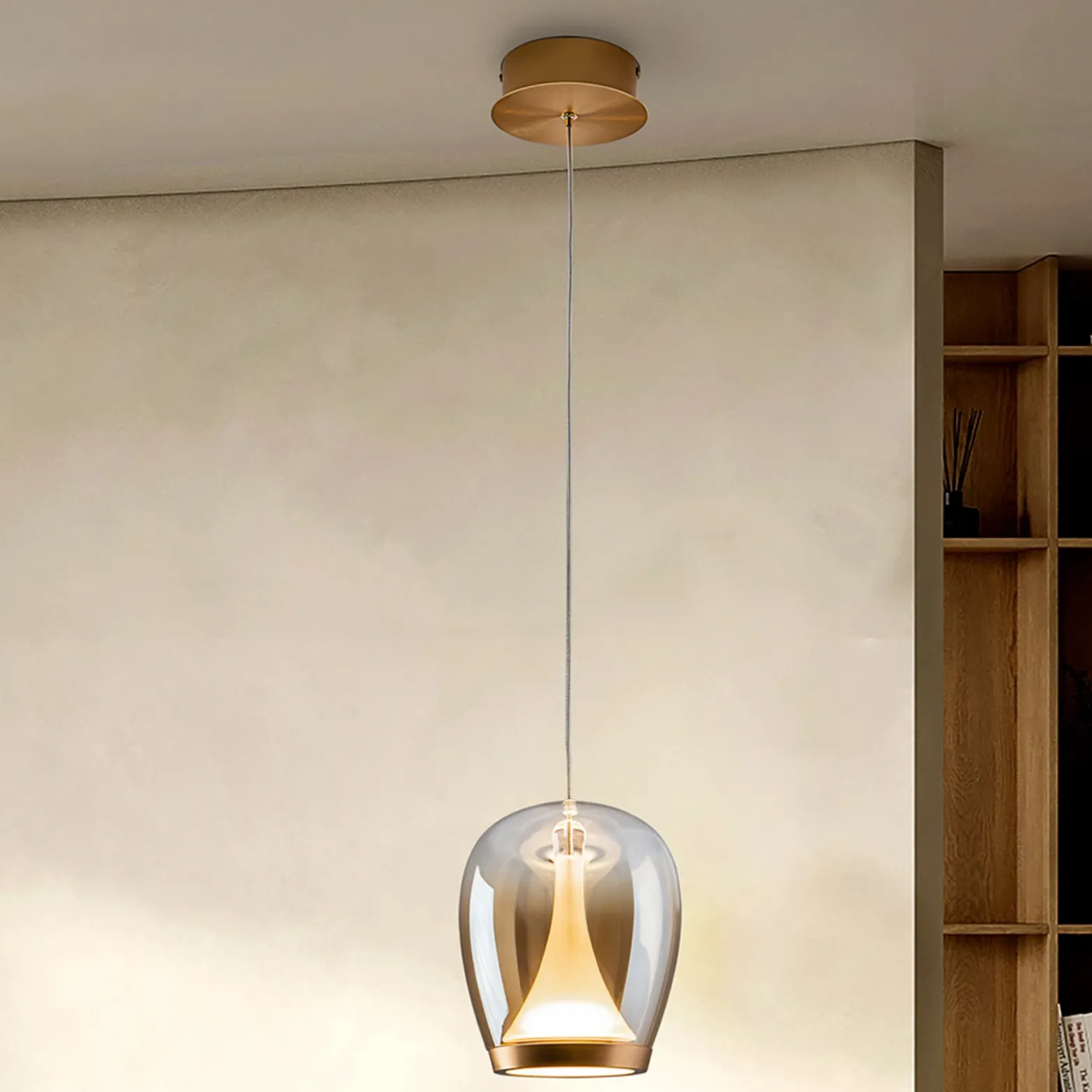 Lámpara colgante LED Suspiro, Ø 18 cm, color dorado/ámbar, cristal