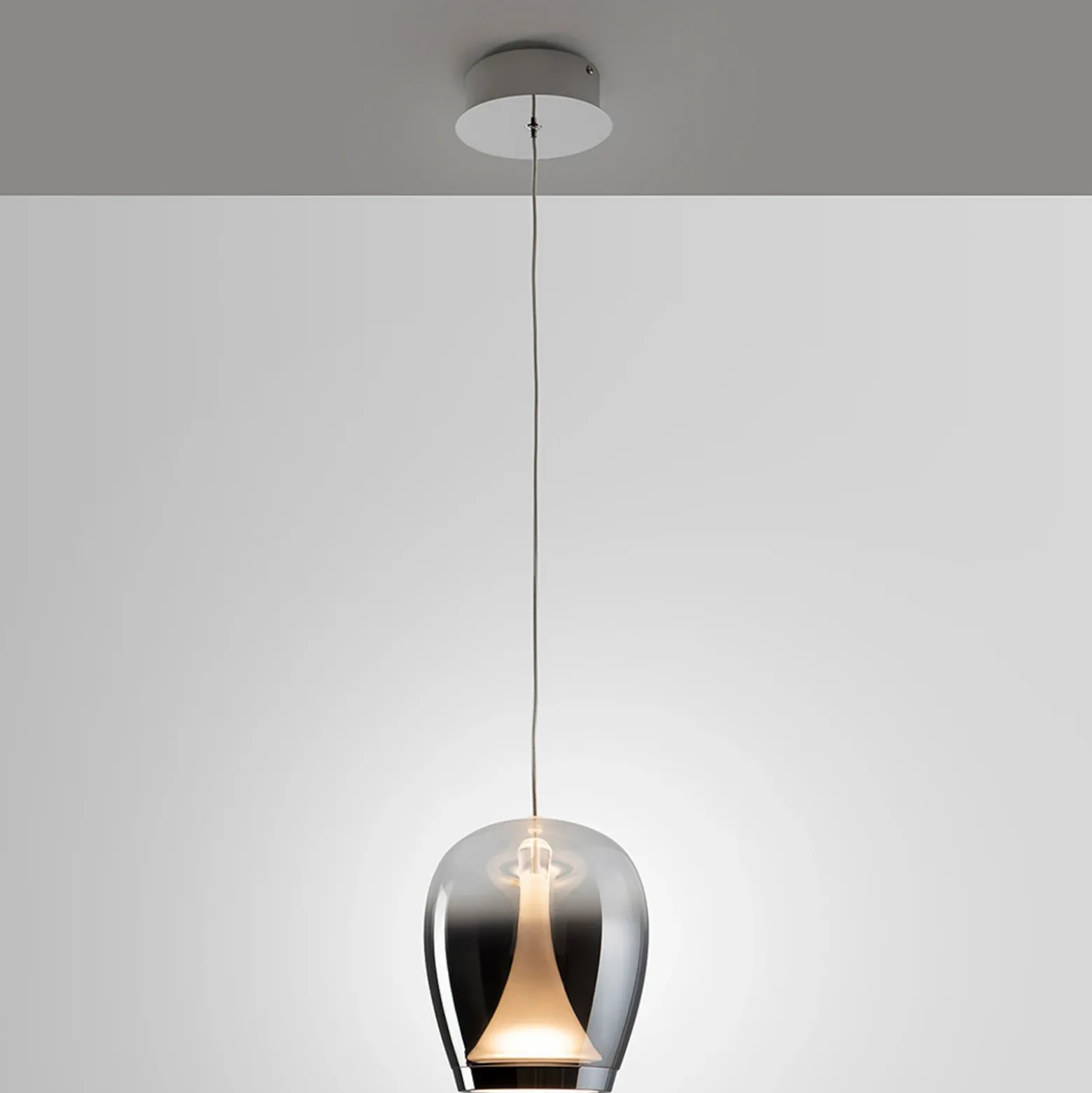 Lámpara colgante LED Suspiro, Ø 18 cm, color cromado/gris humo, cristal