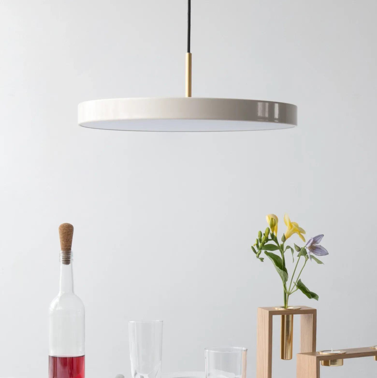 Lámpara colgante LED UMAGE Asteria Medium nácar/latón Ø 43 cm
