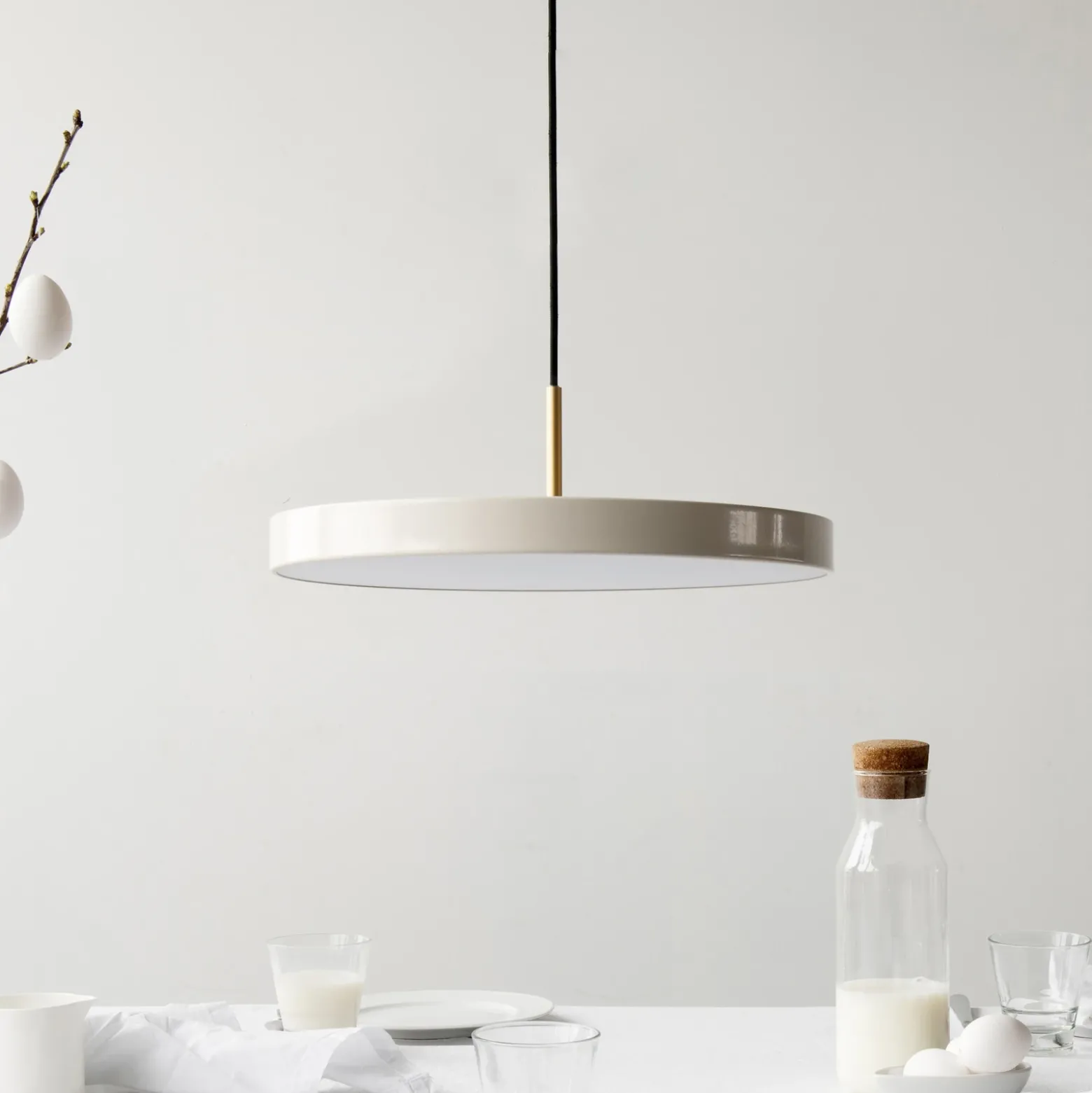 Lámpara colgante LED UMAGE Asteria Medium nácar/latón Ø 43 cm