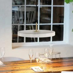 Lámpara colgante LED UMAGE Asteria Mini, blanco perla/latón, Ø 31 cm