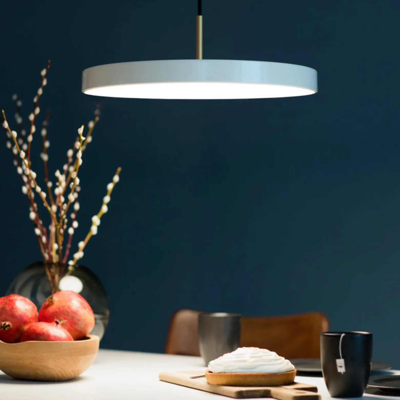 Lámpara colgante LED UMAGE Asteria Mini, blanco perla/latón, Ø 31 cm
