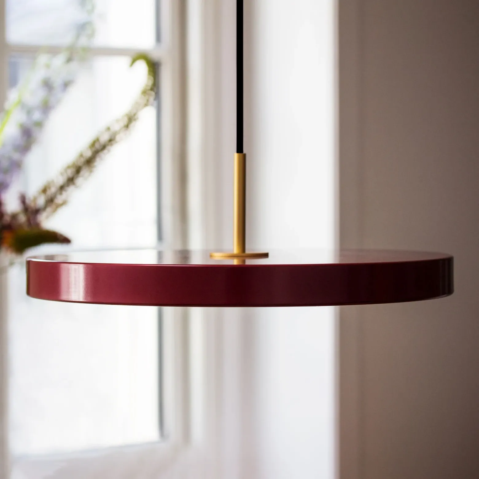 Lámpara colgante LED UMAGE Asteria mediana, color rojo latón