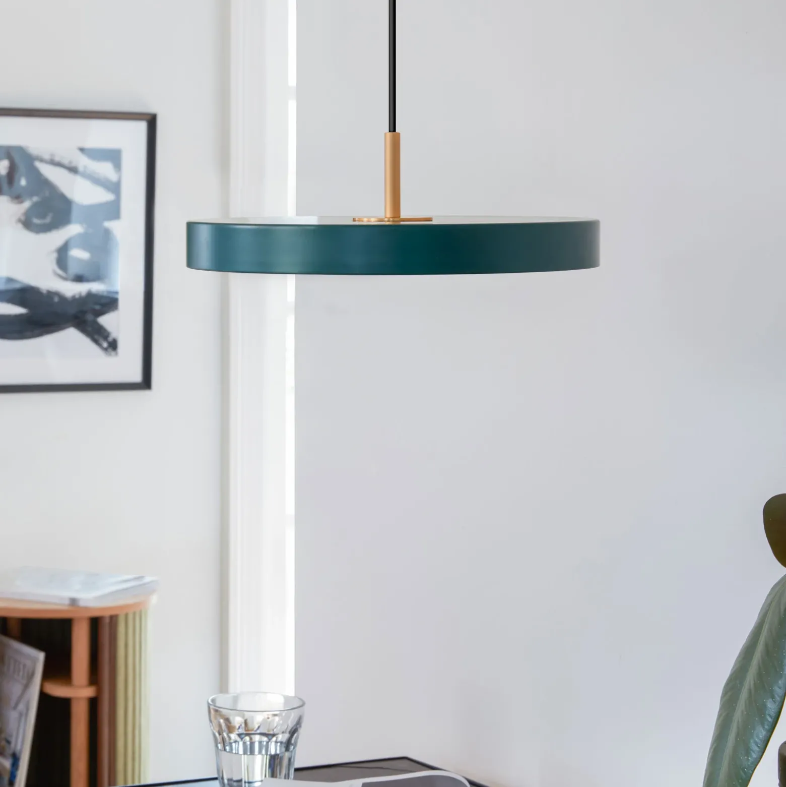 Lámpara colgante LED UMAGE Asteria Medium, verde/latón, Ø 43 cm