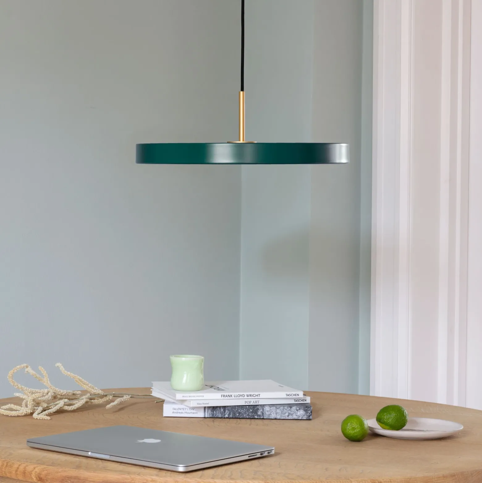 Lámpara colgante LED UMAGE Asteria Medium, verde/latón, Ø 43 cm