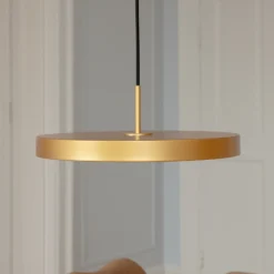 Lámpara colgante LED UMAGE Asteria Medium, color latón, Ø 43 cm