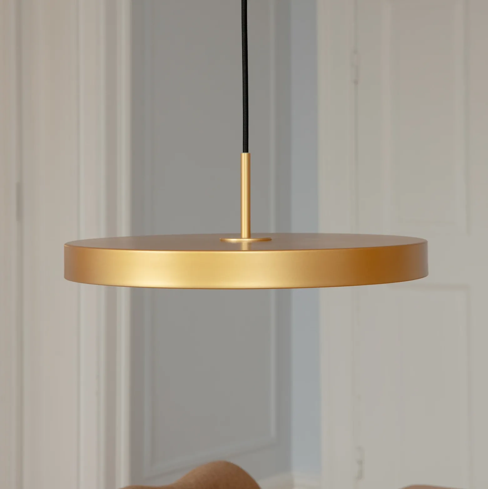 Lámpara colgante LED UMAGE Asteria Medium, color latón, Ø 43 cm