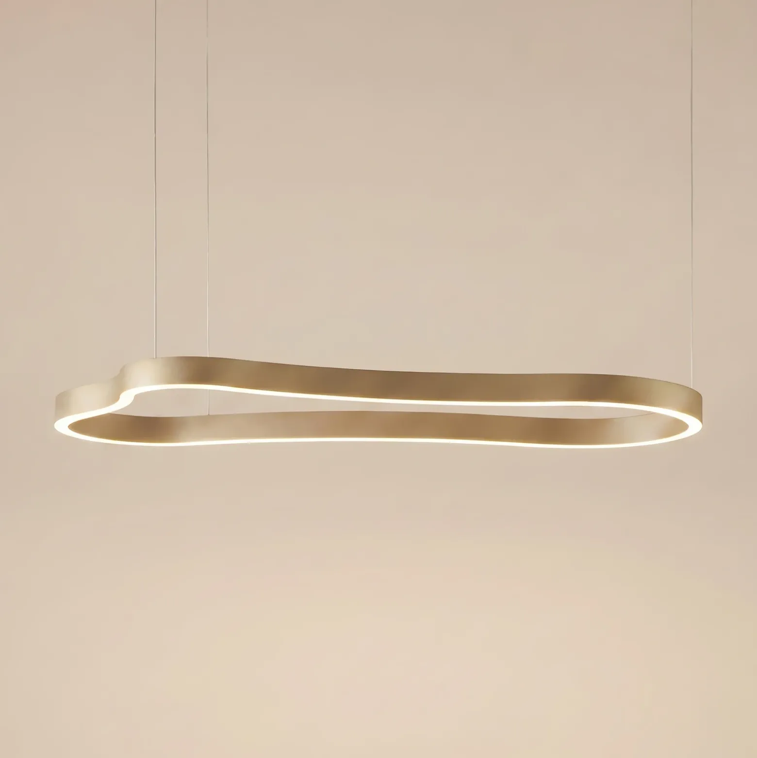 Lámpara colgante LED Vikali de Lucande, dorada, CCT, atenuable, 90 x 45 cm