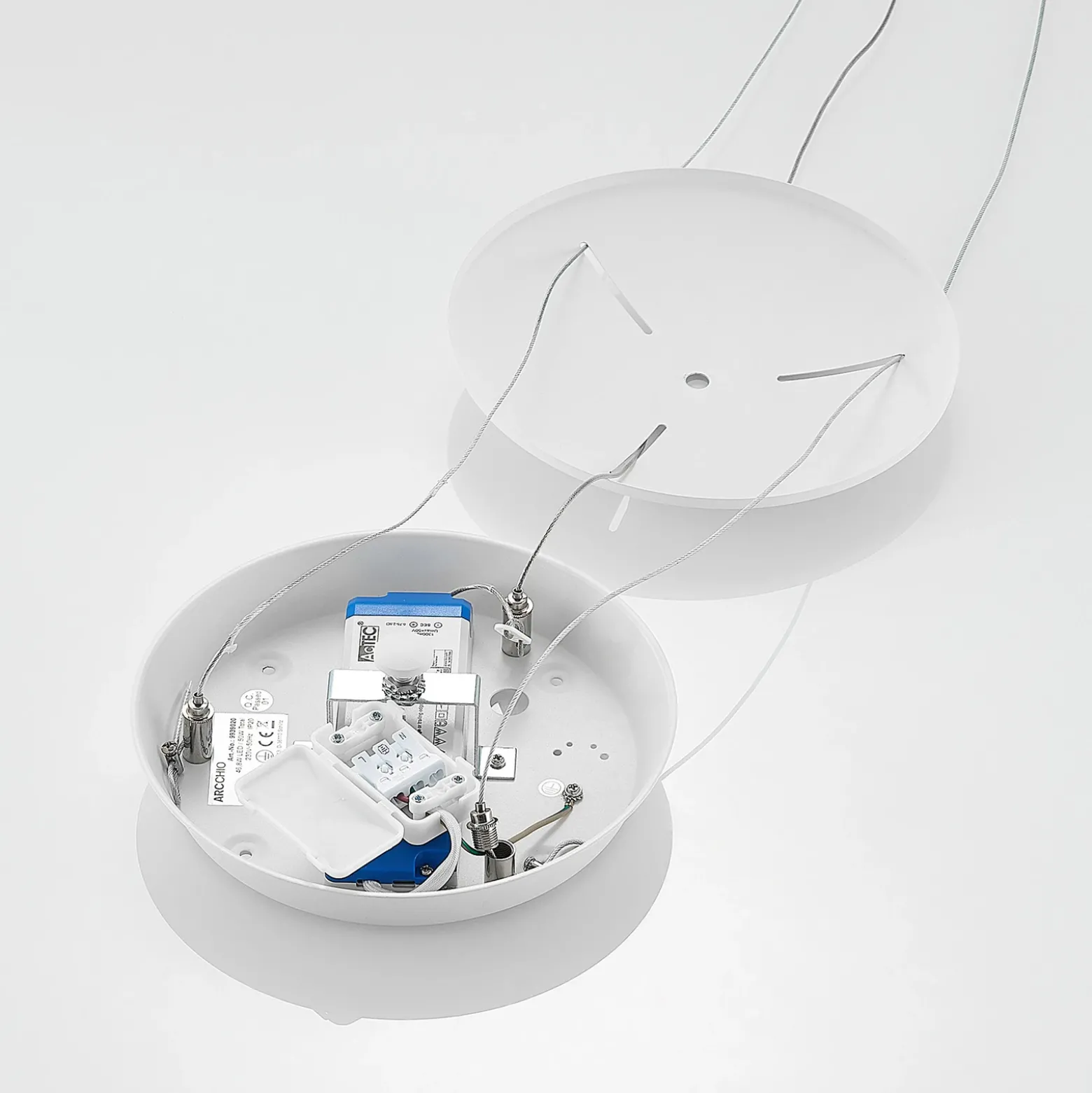 Lámpara colgante LED Vivy de Arcchio, Ø 58 cm, blanca, metal