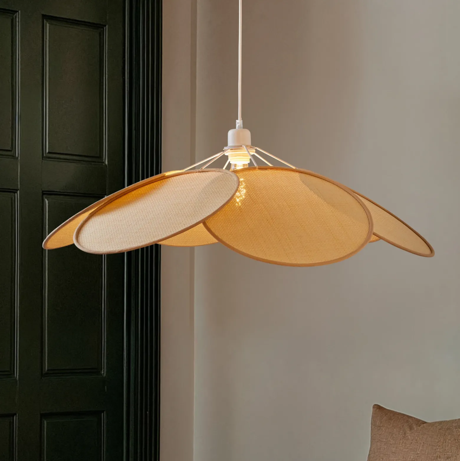 Lámpara colgante Lindby Astraia, natural/blanco, ratán, Ø 80 cm