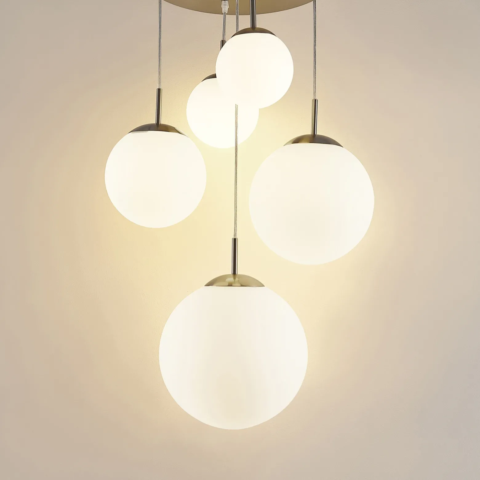 Lámpara colgante Lindby Heleska, blanca, de cristal, 5 luces, Ø 50 cm