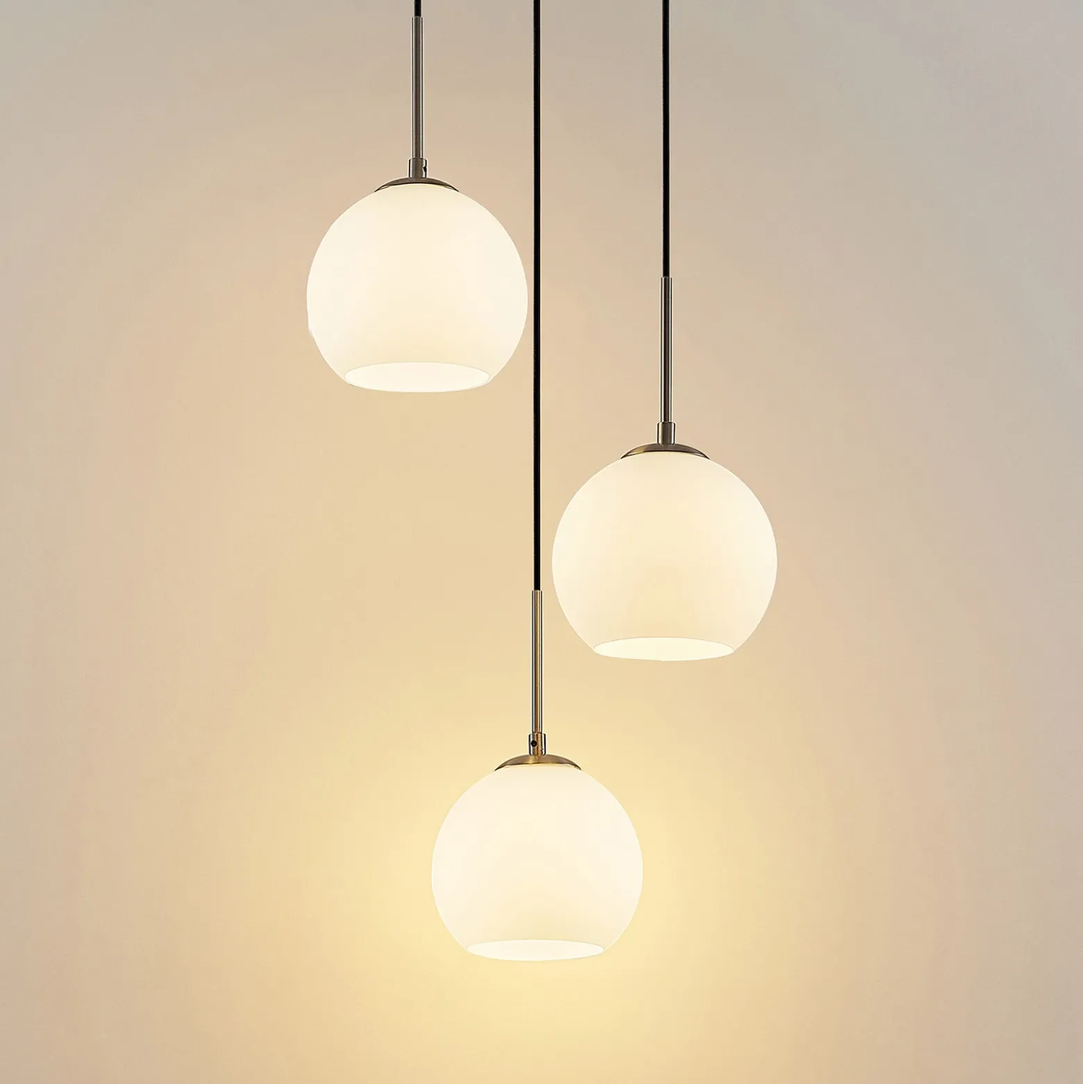 Lámpara colgante Lindby Jurian, Ø 32 cm, 3 luces, níquel/opal, cristal