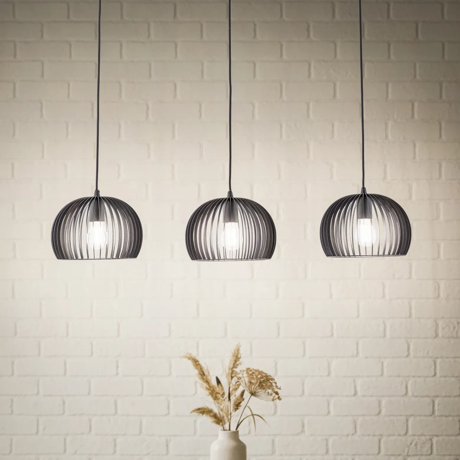 Lámpara colgante Lindby Jusra, negra, metal, 3 luces, 99cm