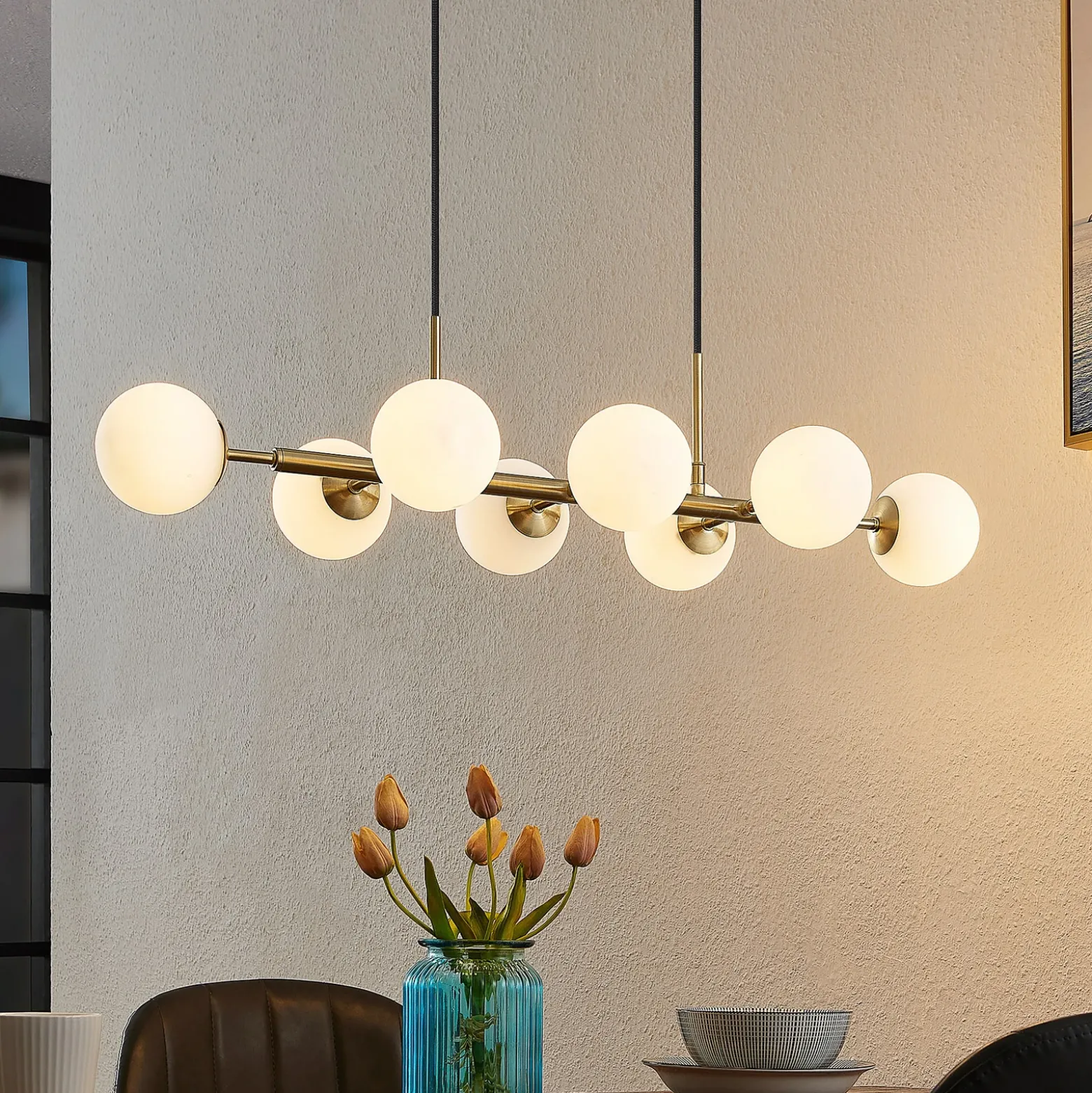 Lámpara colgante Lindby Kiamo, 83 cm, latón, blanco, cristal, G9
