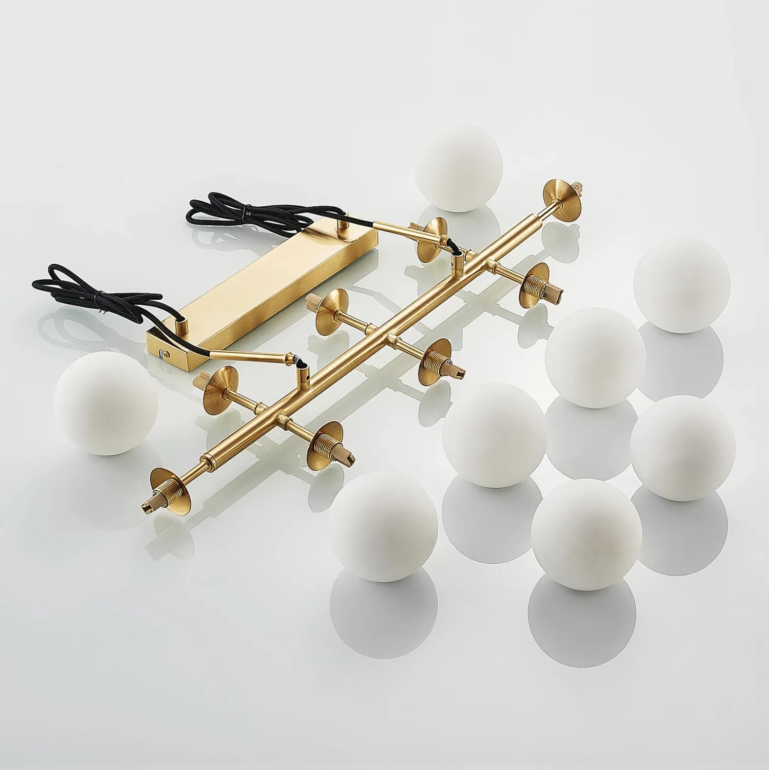 Lámpara colgante Lindby Kiamo, 83 cm, latón, blanco, cristal, G9