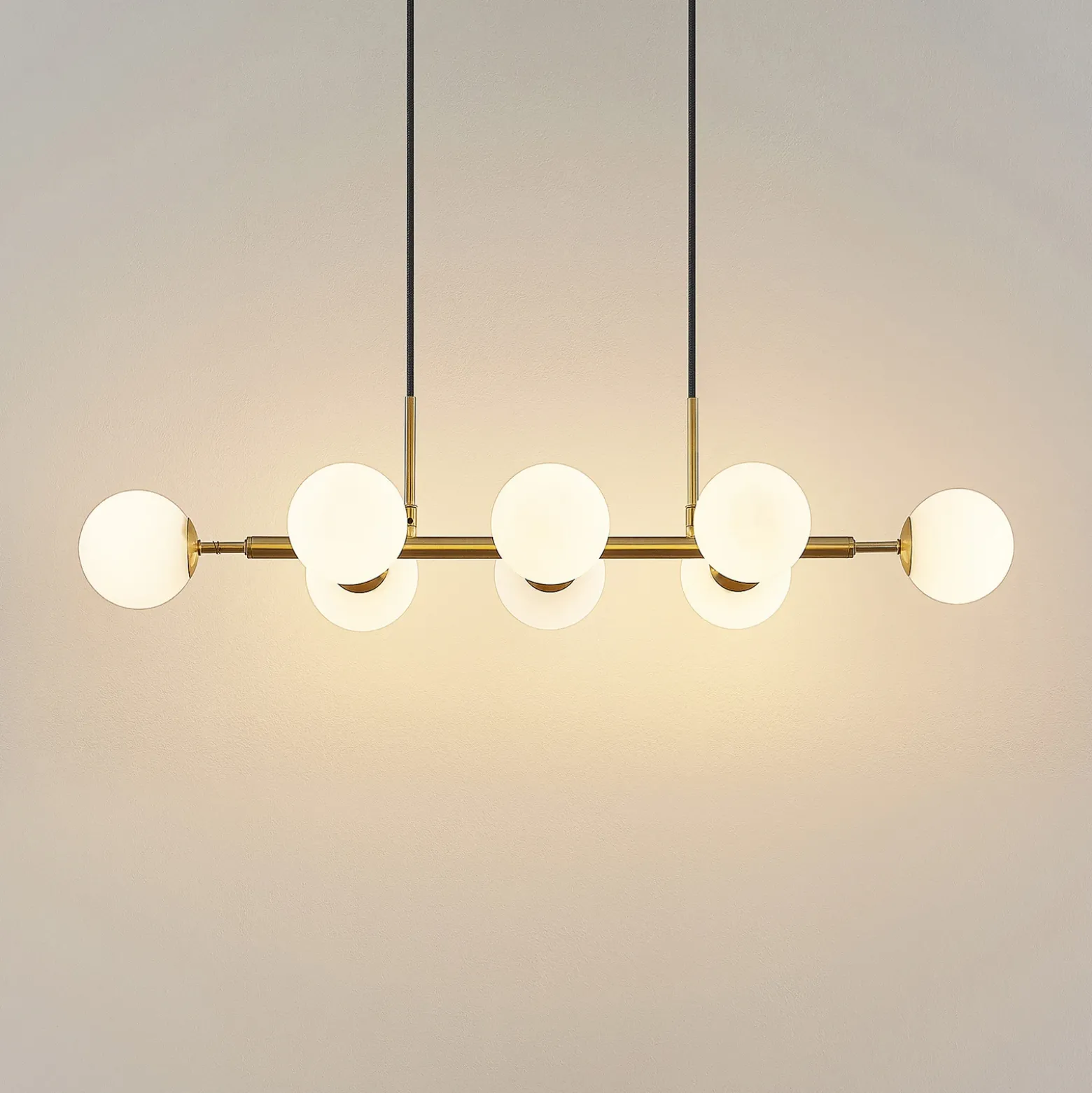 Lámpara colgante Lindby Kiamo, 83 cm, latón, blanco, cristal, G9