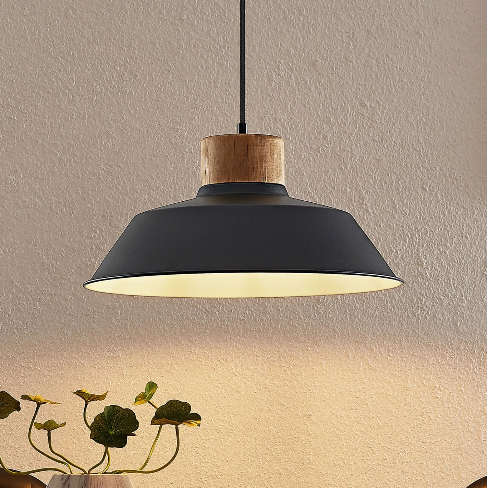 Lámpara colgante Lindby Nefeli, Ø 42 cm, negro, madera, metal