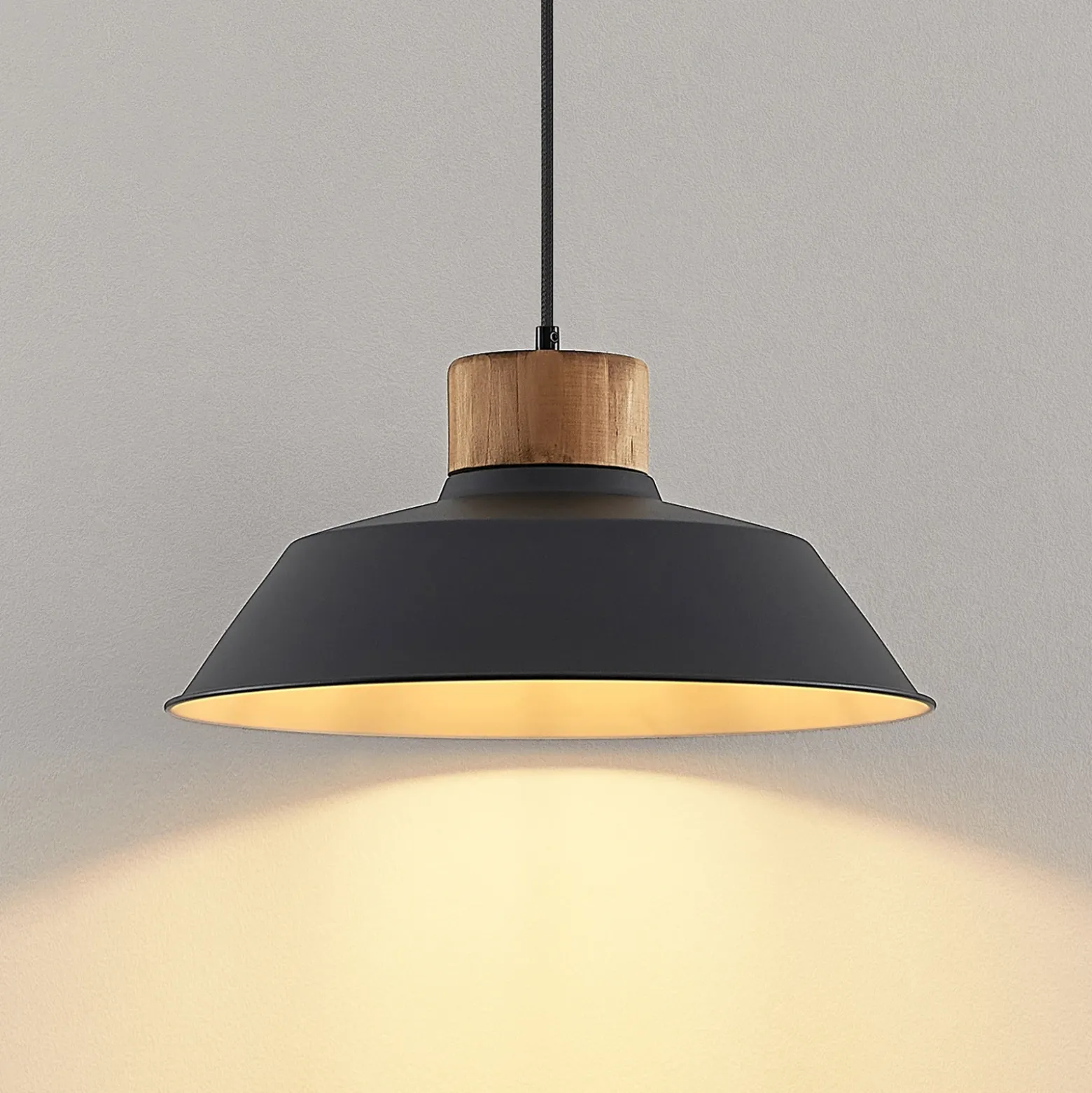 Lámpara colgante Lindby Nefeli, Ø 42 cm, negro, madera, metal
