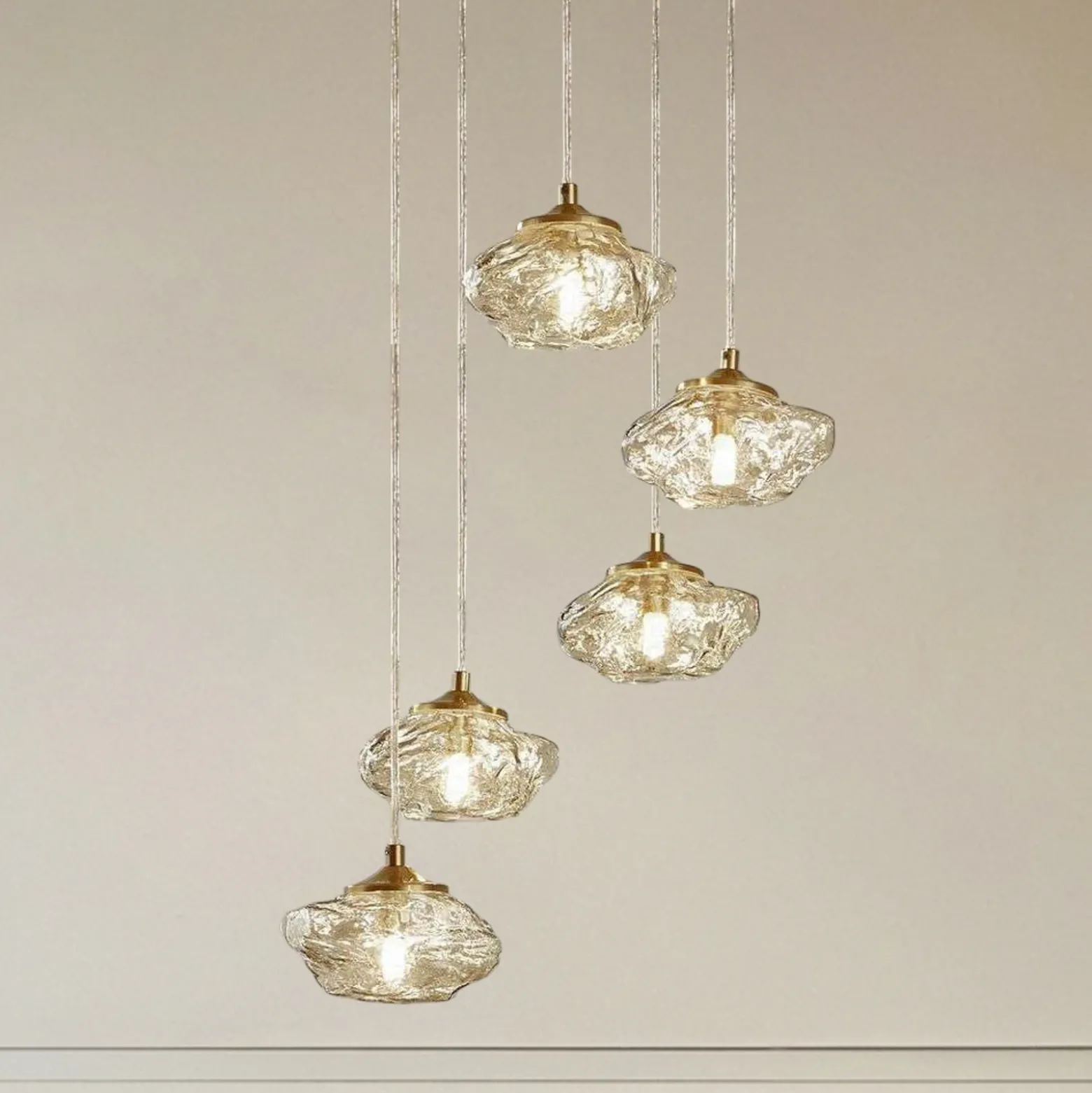 Lámpara colgante Lindby Piatra, Ø45cm, 5 luces, coñac/latón, cristal