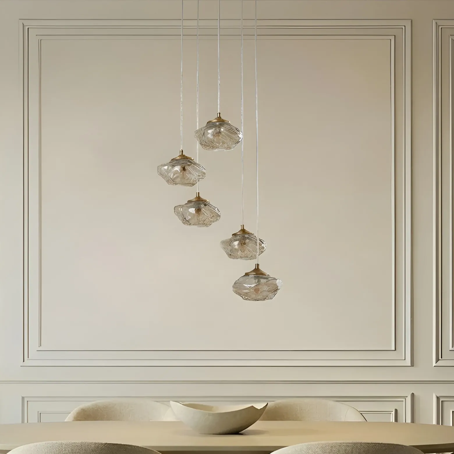 Lámpara colgante Lindby Piatra, Ø45cm, 5 luces, coñac/latón, cristal