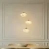 Lámpara colgante Lindby Piatra, Ø 25 cm, 3 luces, ópalo/latón, cristal