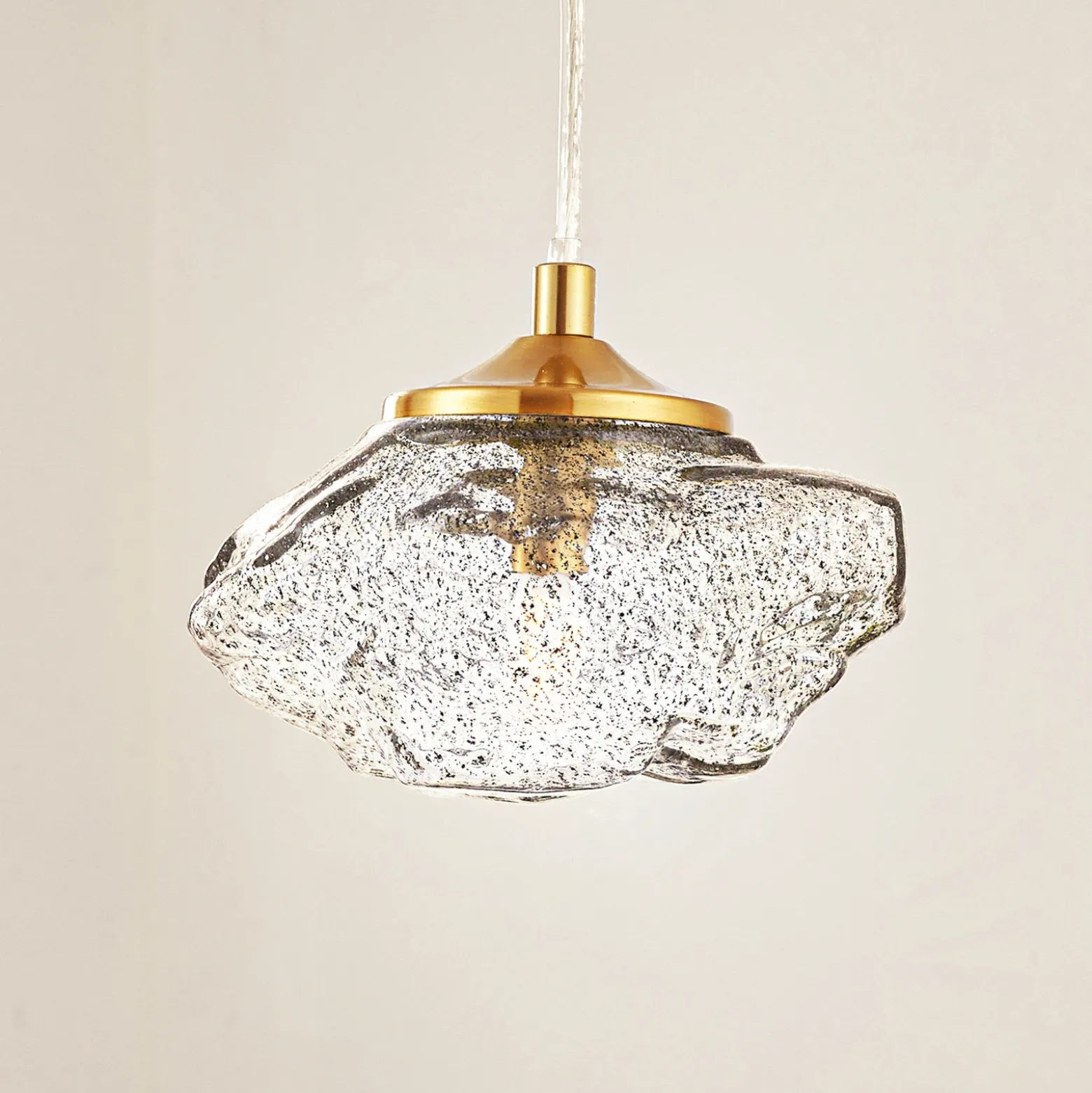 Lámpara colgante Lindby Piatra, humo/latón, cristal, Ø 16 cm, G9
