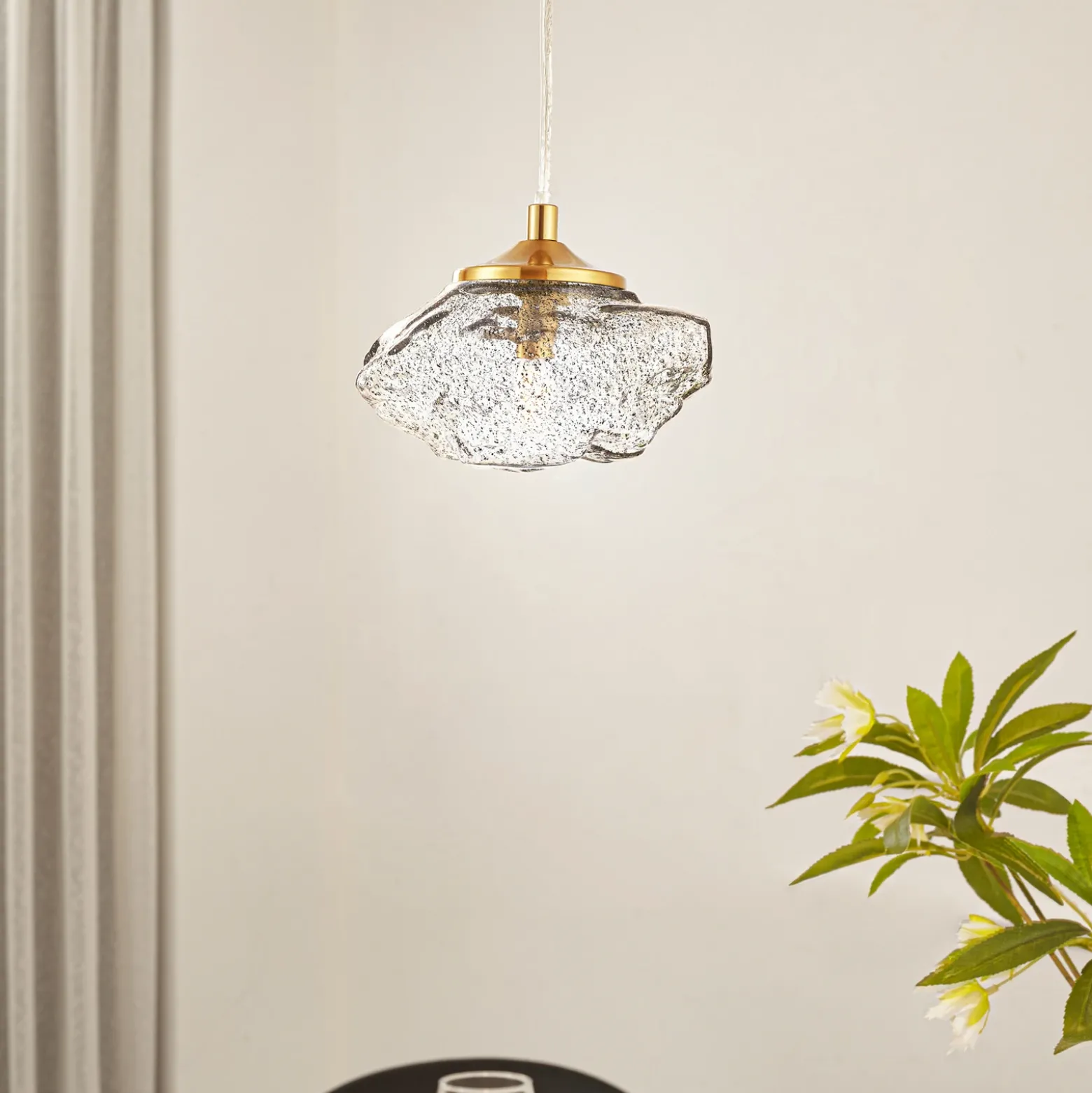 Lámpara colgante Lindby Piatra, humo/latón, cristal, Ø 16 cm, G9