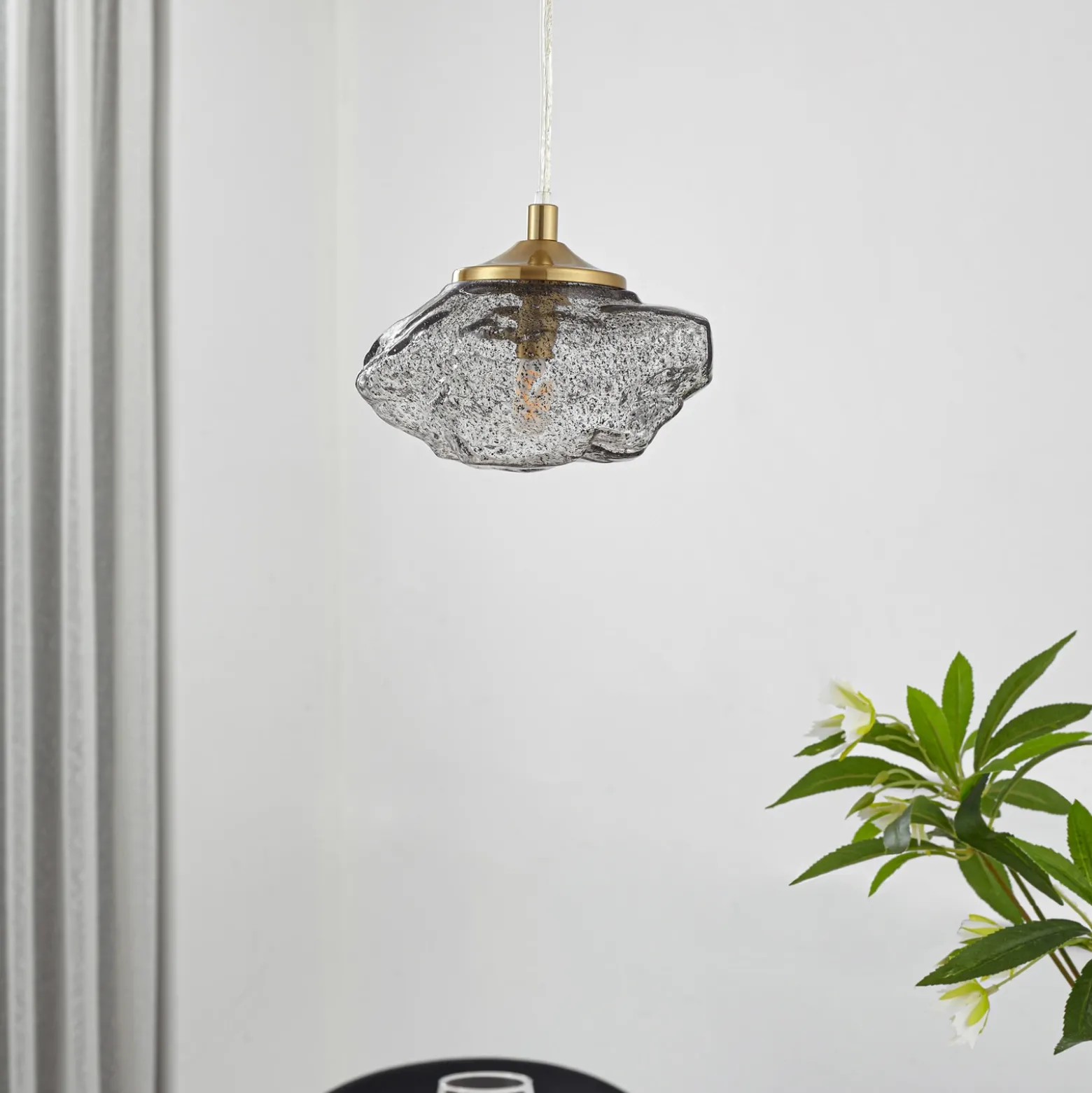 Lámpara colgante Lindby Piatra, humo/latón, cristal, Ø 16 cm, G9