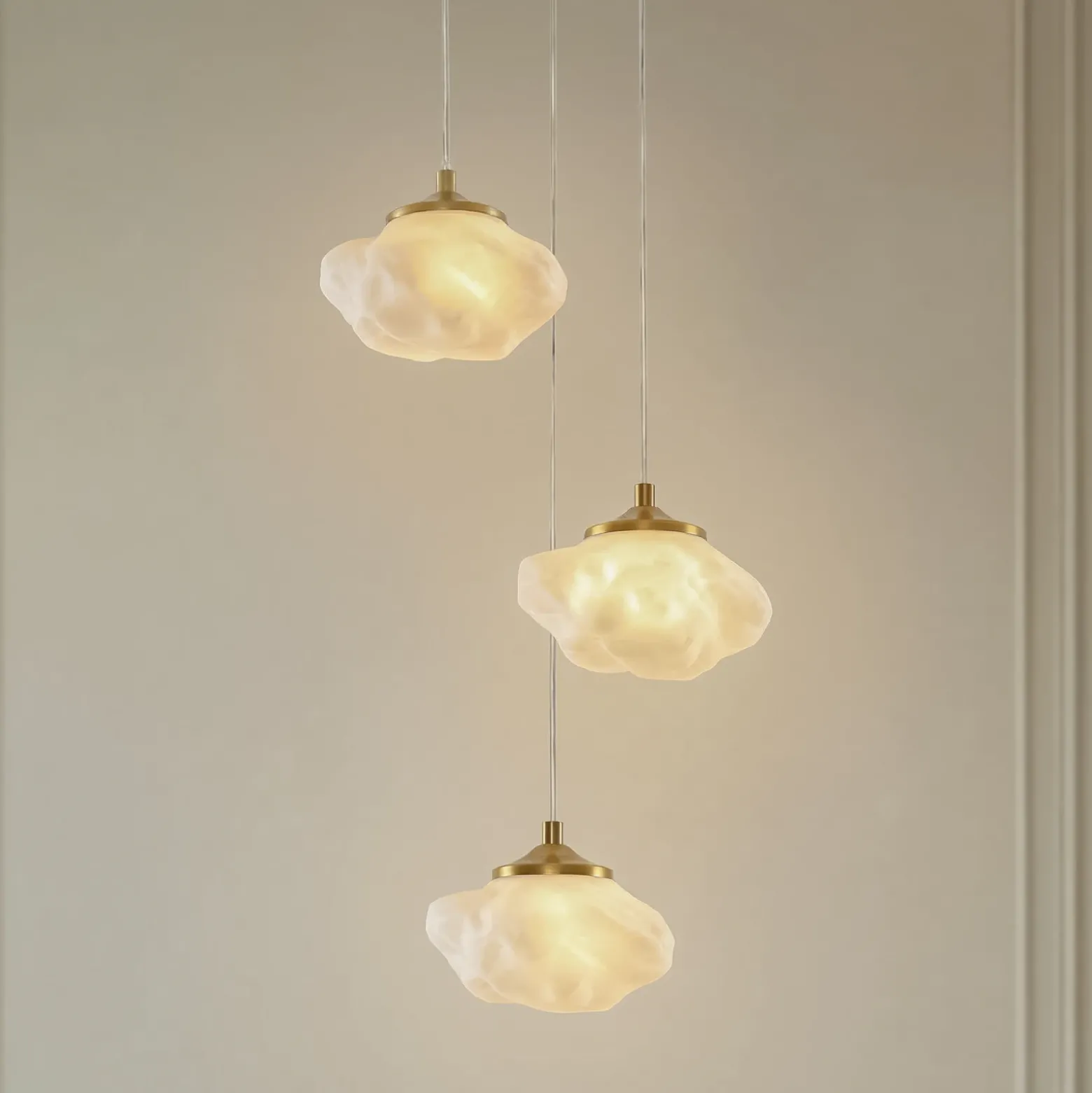 Lámpara colgante Lindby Piatra, Ø 25 cm, 3 luces, ópalo/latón, cristal