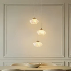 Lámpara colgante Lindby Piatra, Ø 25 cm, 3 luces, ópalo/latón, cristal
