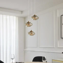 Lámpara colgante Lindby Piatra, Ø25cm, 3 luces, coñac/latón, cristal