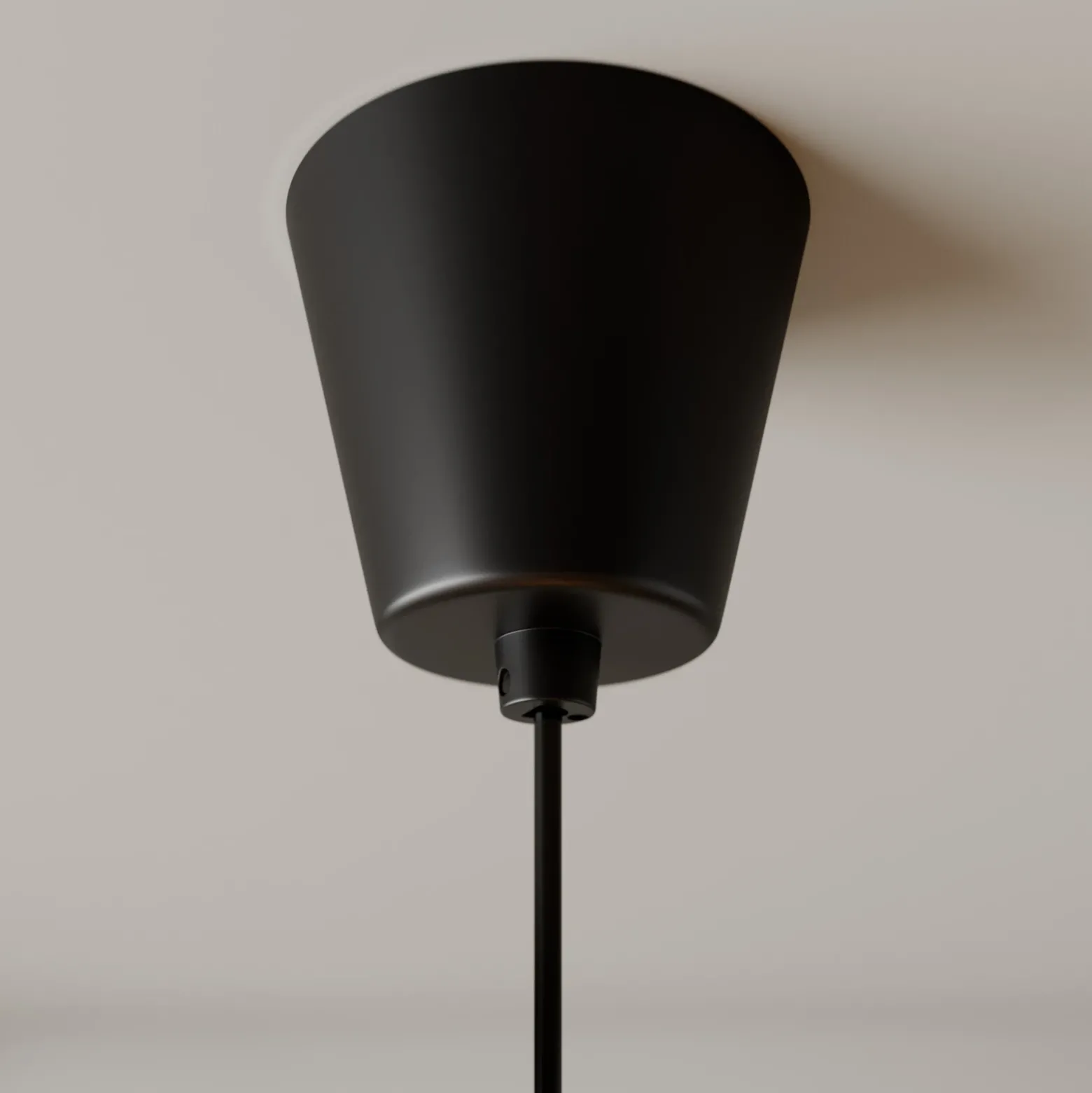 Lámpara colgante Lindby Simaria, negra, de tela, Ø 60 cm, E27