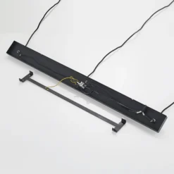 Lámpara colgante Lindby Tarjei, longitud 120cm, negro/oro, metal