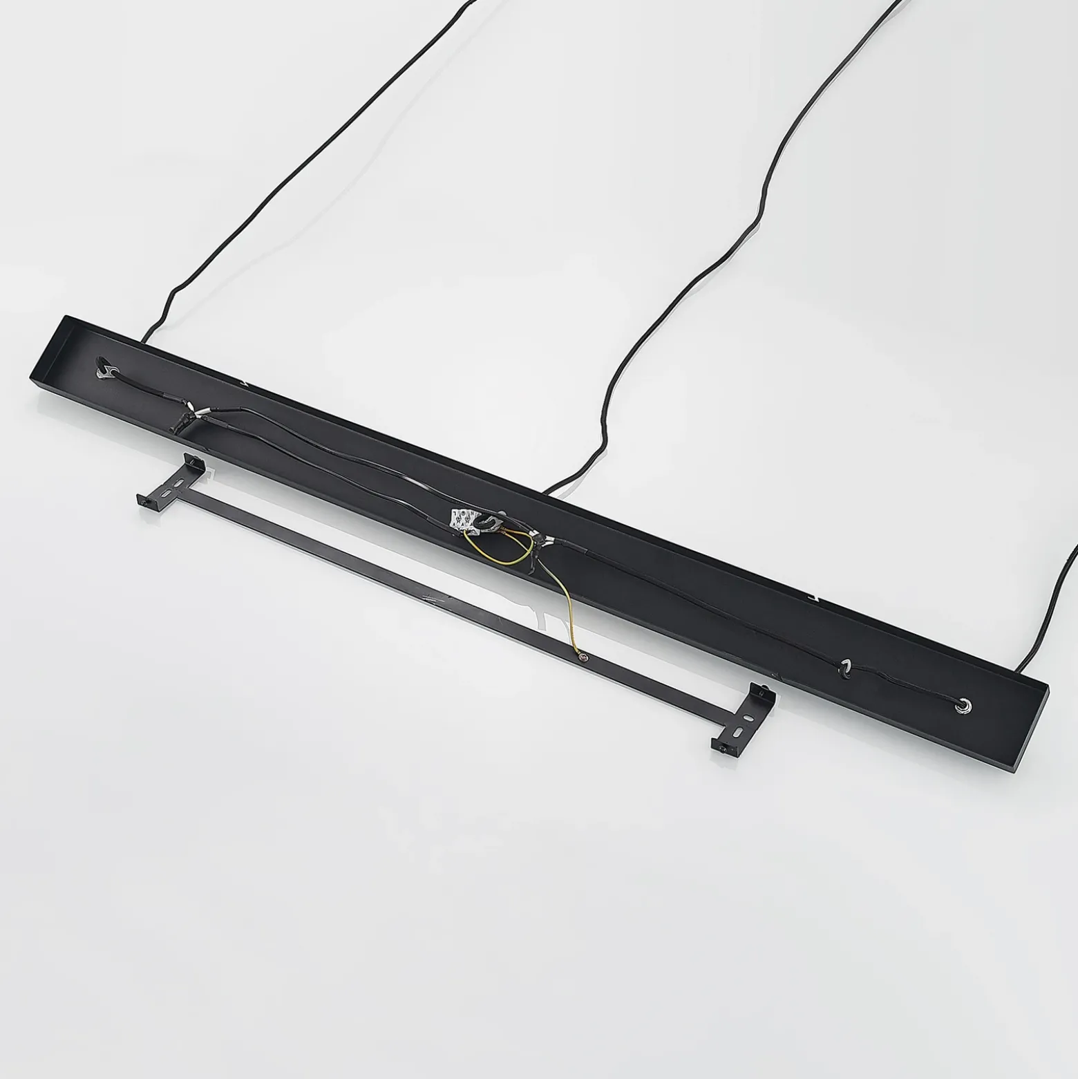 Lámpara colgante Lindby Tarjei, 146 cm de largo, negro/oro, metal