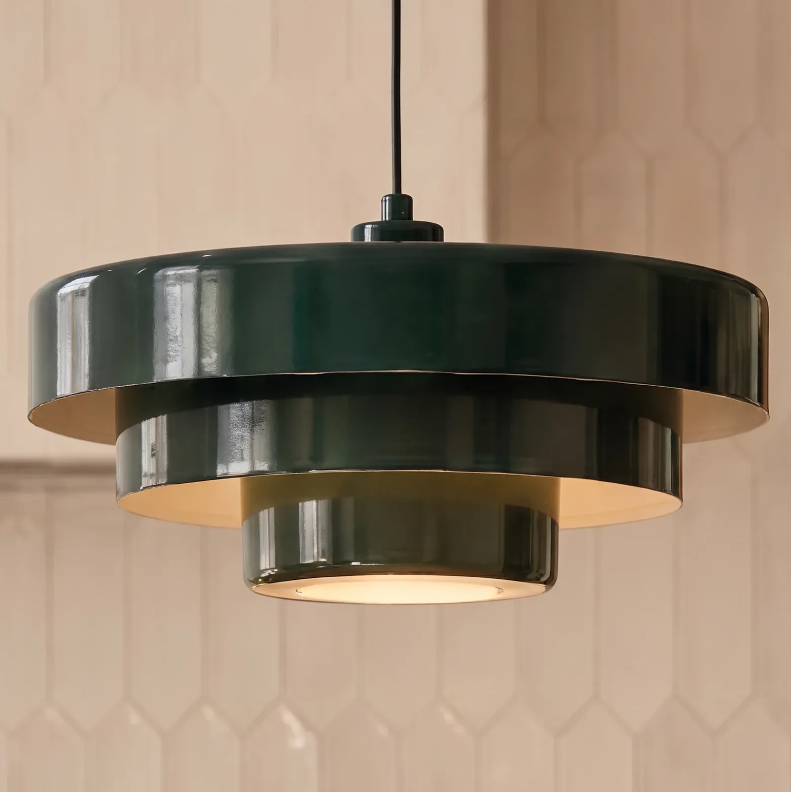 Lámpara colgante Lindby Tivra, verde brillante, Ø 35 cm, metal
