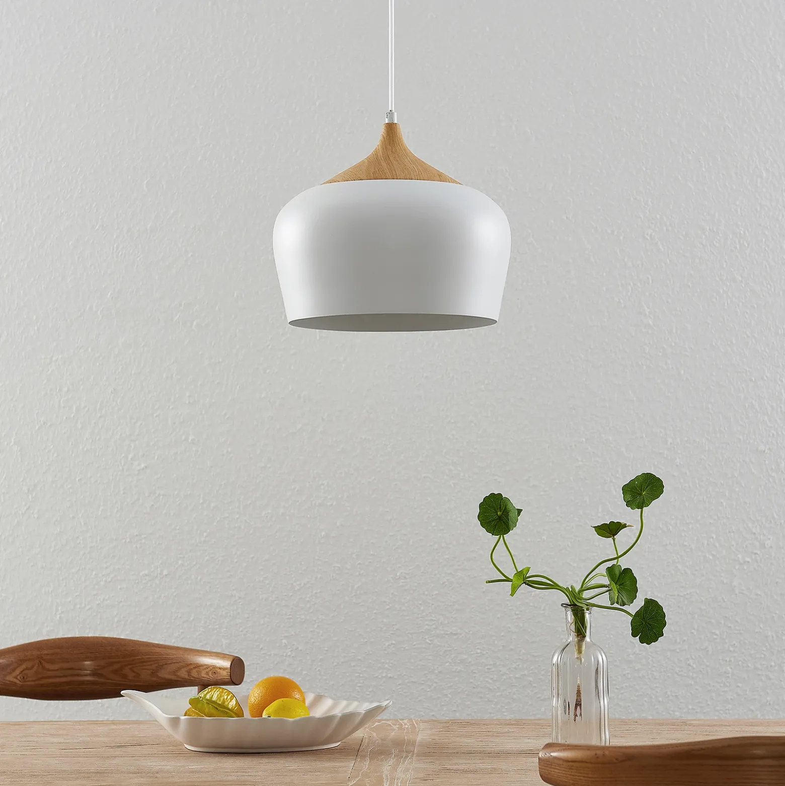 Lámpara colgante Lindby Vilsera, blanca, metal/madera, 26 cm, E27