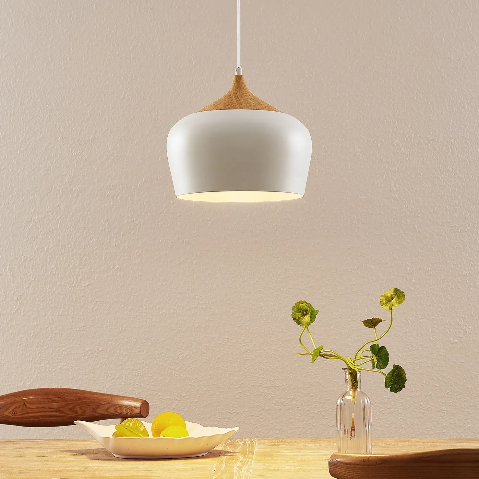 Lámpara colgante Lindby Vilsera, blanca, metal/madera, 26 cm, E27