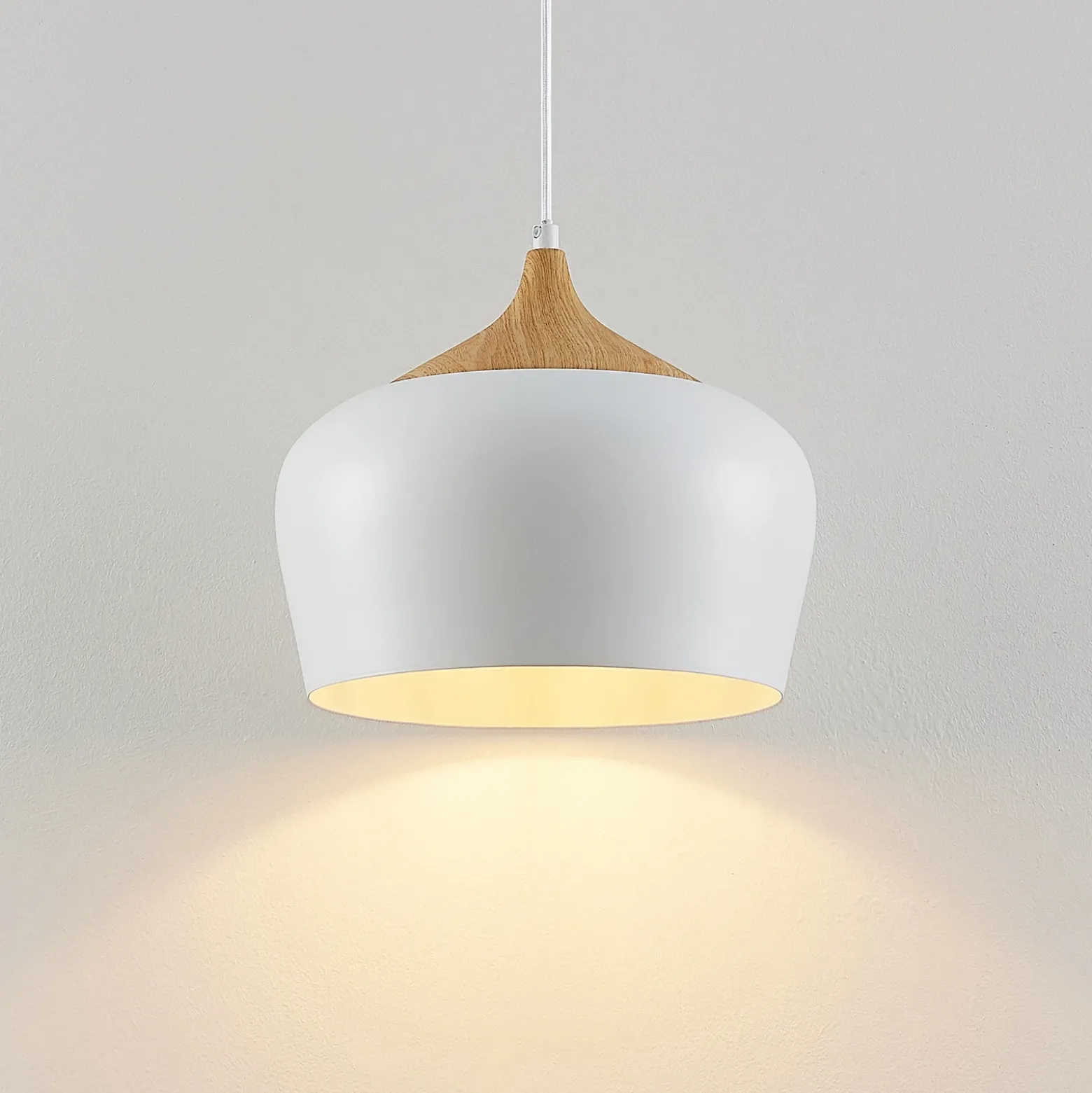 Lámpara colgante Lindby Vilsera, blanca, metal/madera, 26 cm, E27