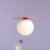 Lámpara colgante Loop Coral L, rojo coral, bola de cristal opalina, metal