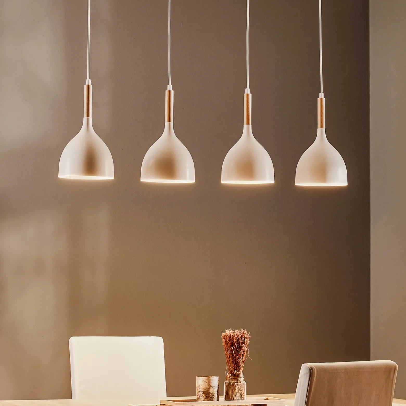 Lámpara colgante Noak, blanco/madera natural, 4 luces larga